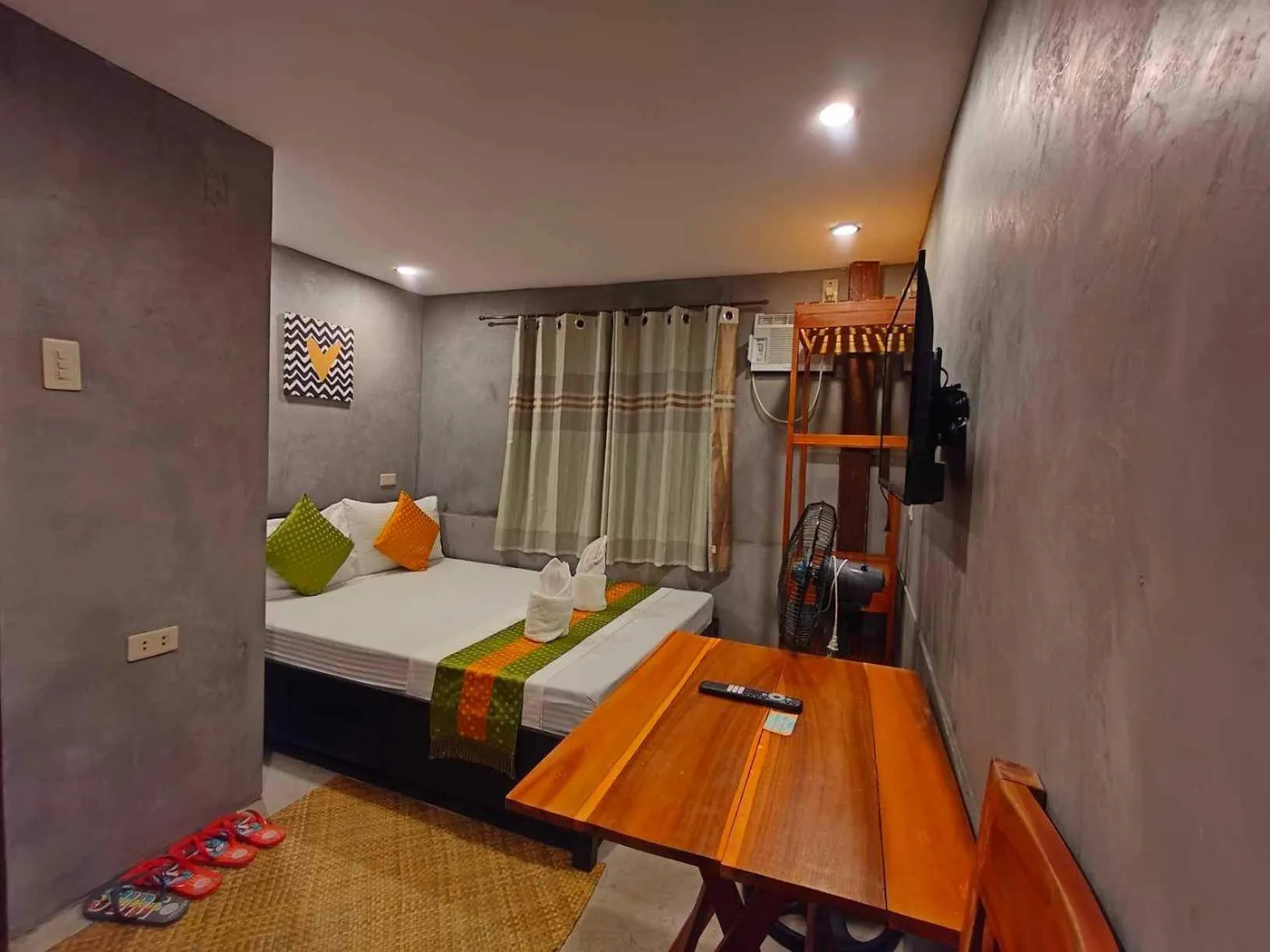 Bed in RL Harbor Inn