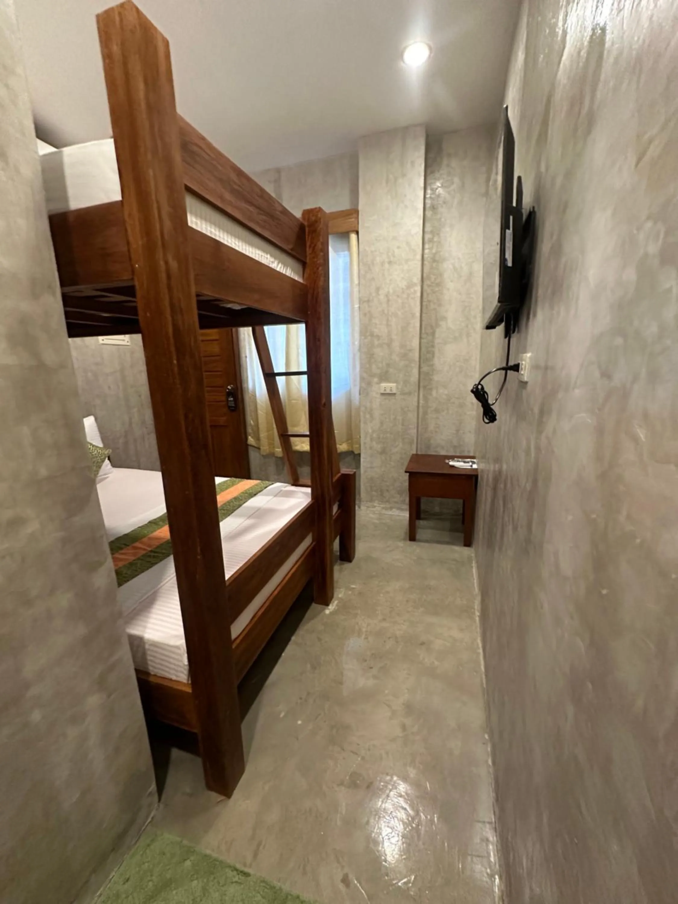 Bed in RL Harbor Inn