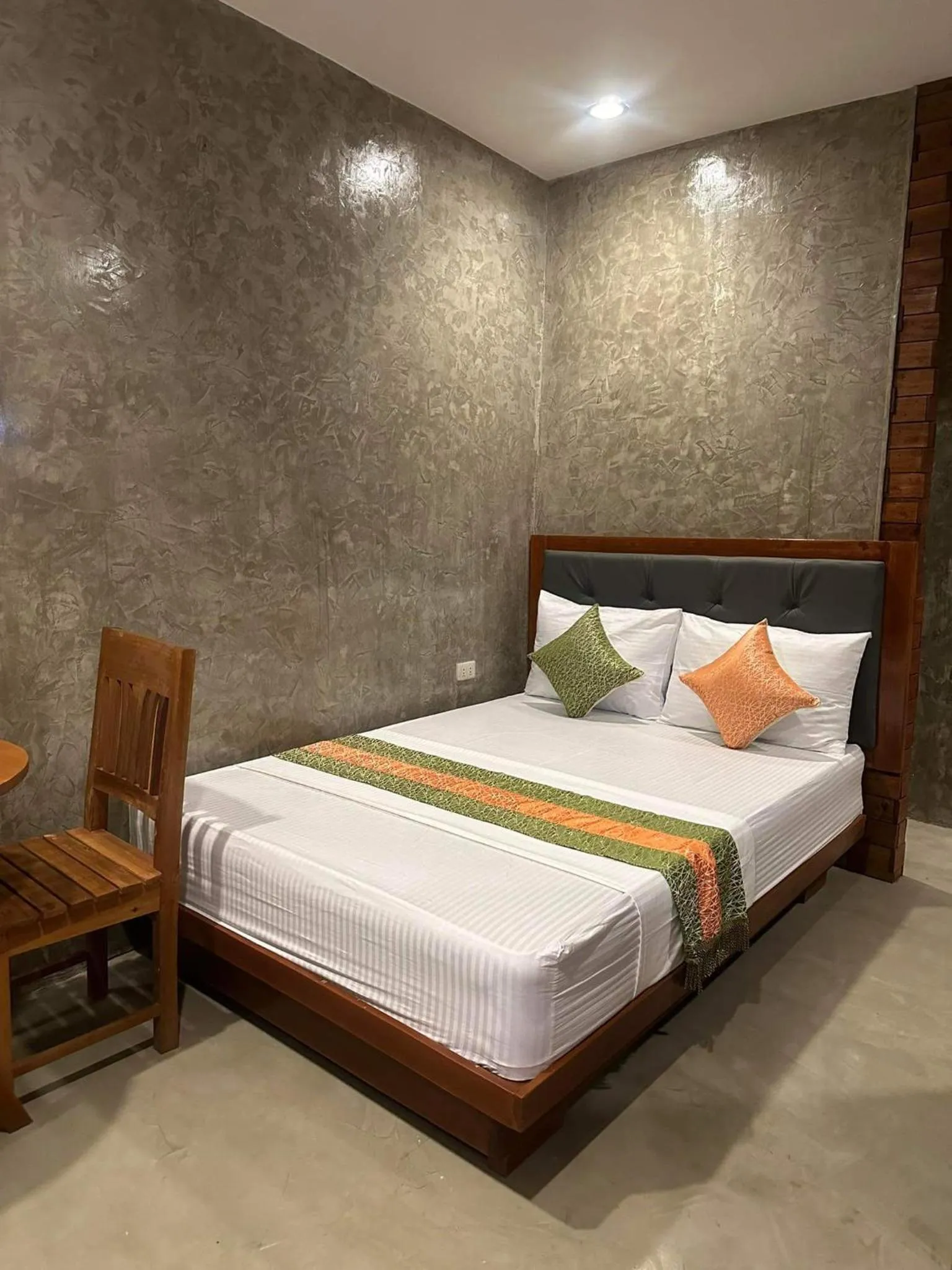 Bed in RL Harbor Inn