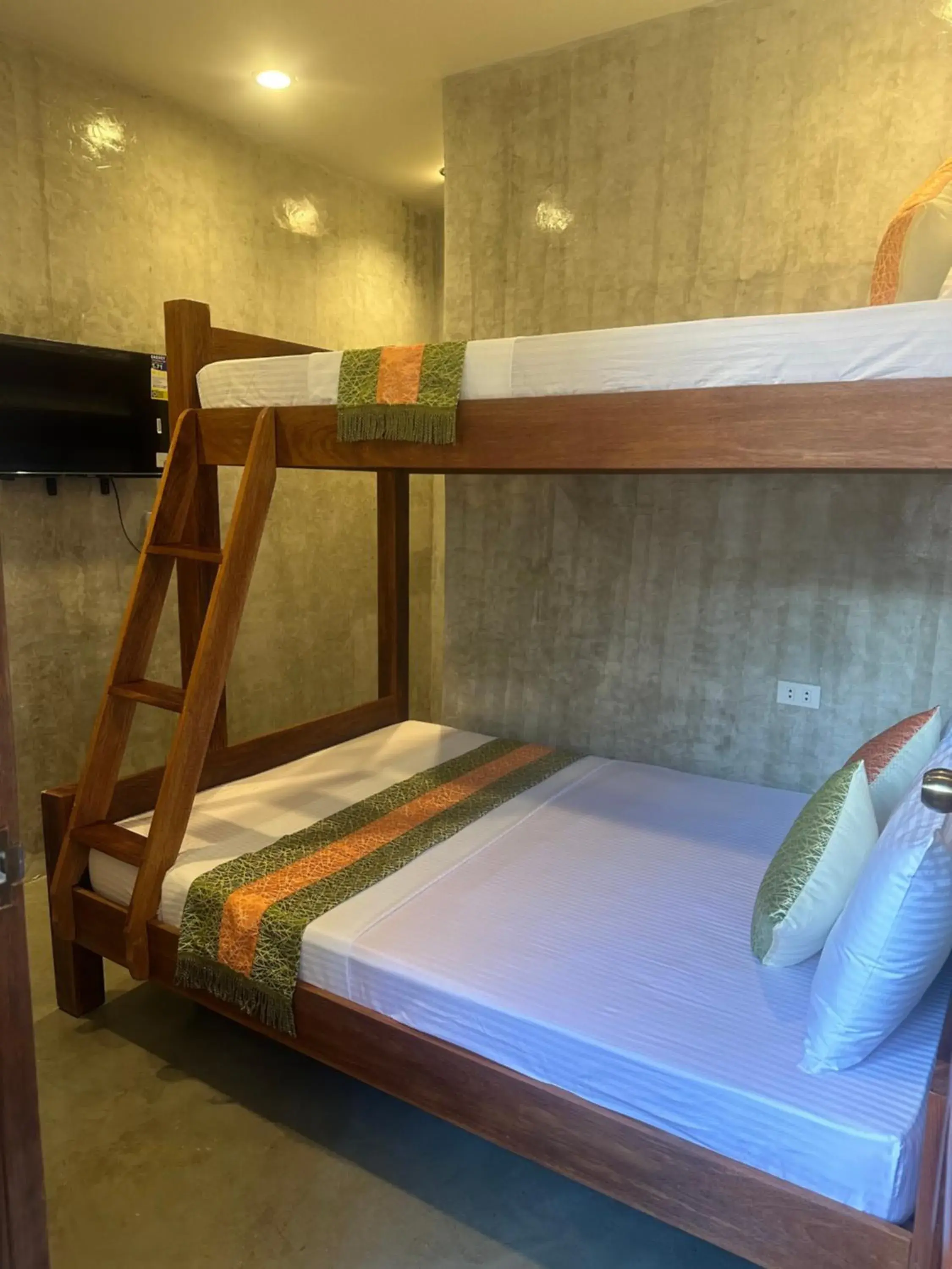 Bed in RL Harbor Inn Bed in RL Harbor Inn