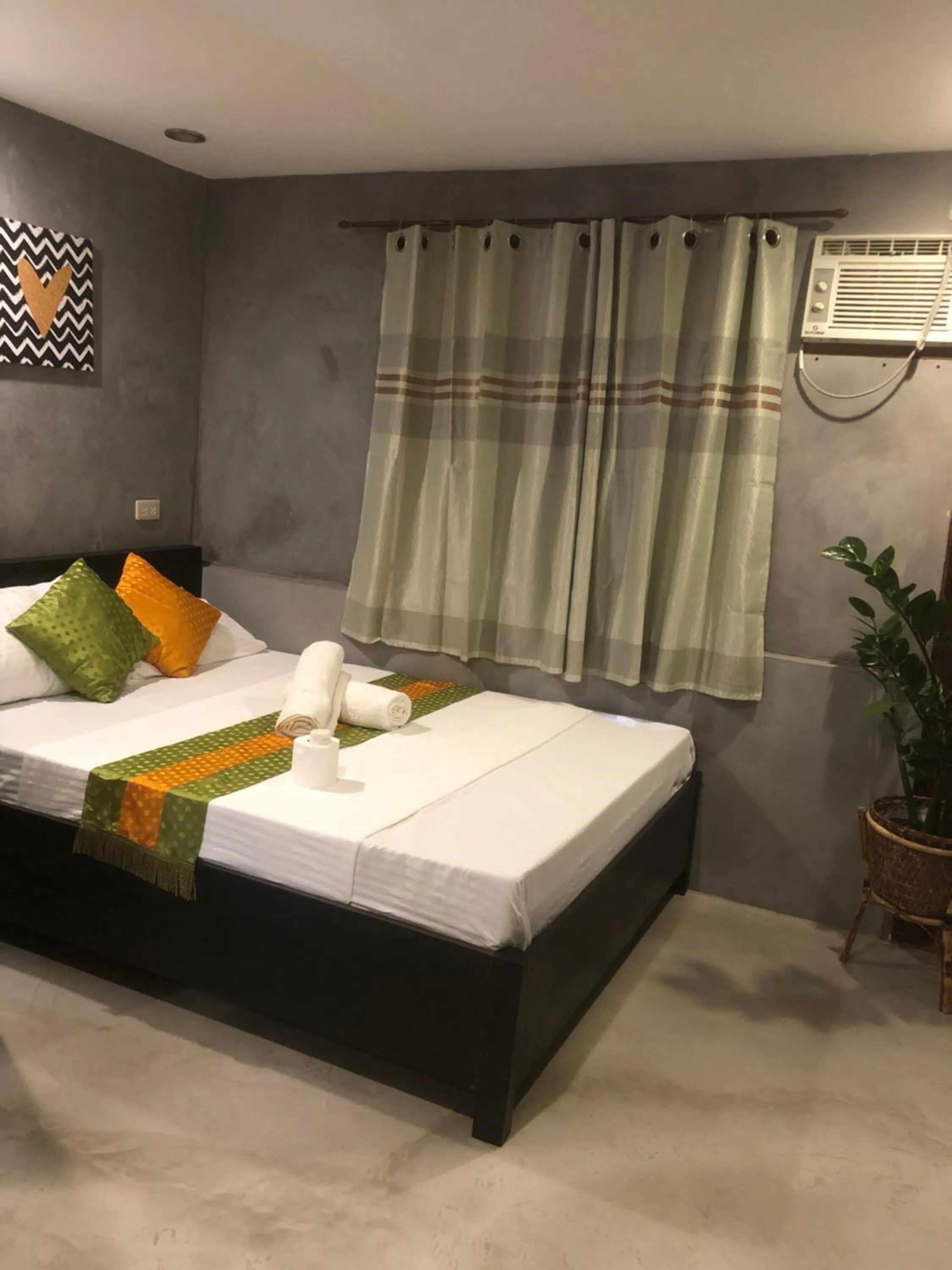 Bed in RL Harbor Inn