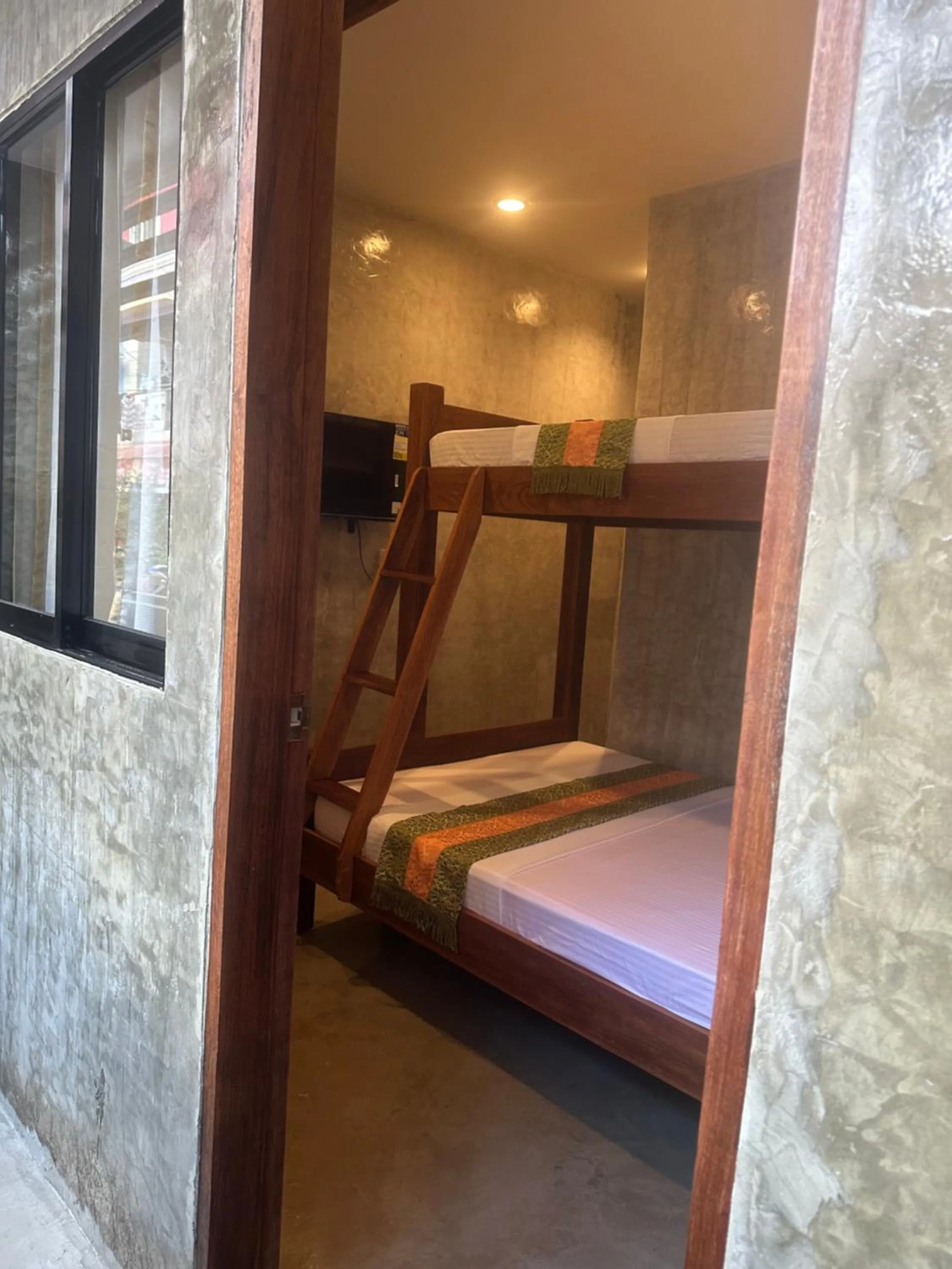 Bed in RL Harbor Inn