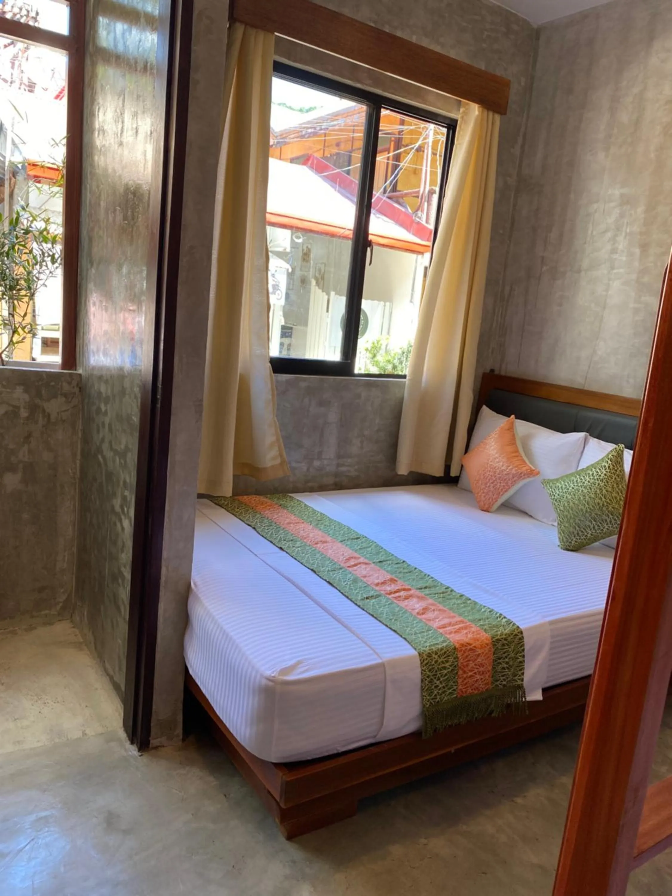 Bed in RL Harbor Inn