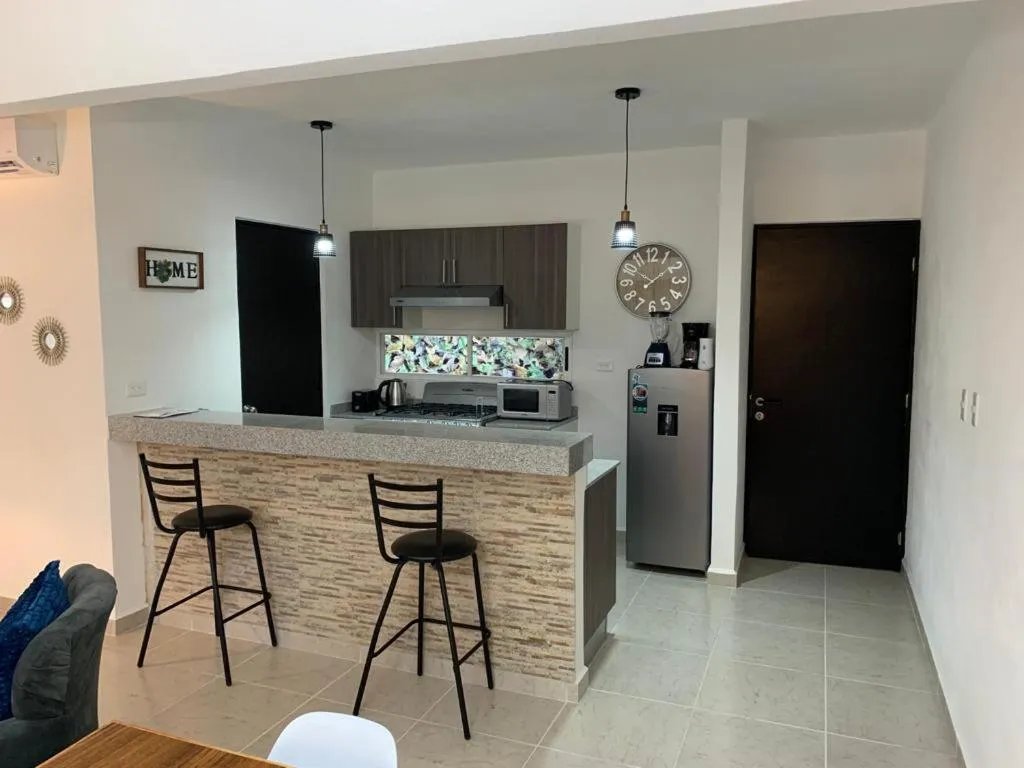 Kitchen or kitchenette in Hermoso apartamento piscina, céntrico, área libre.