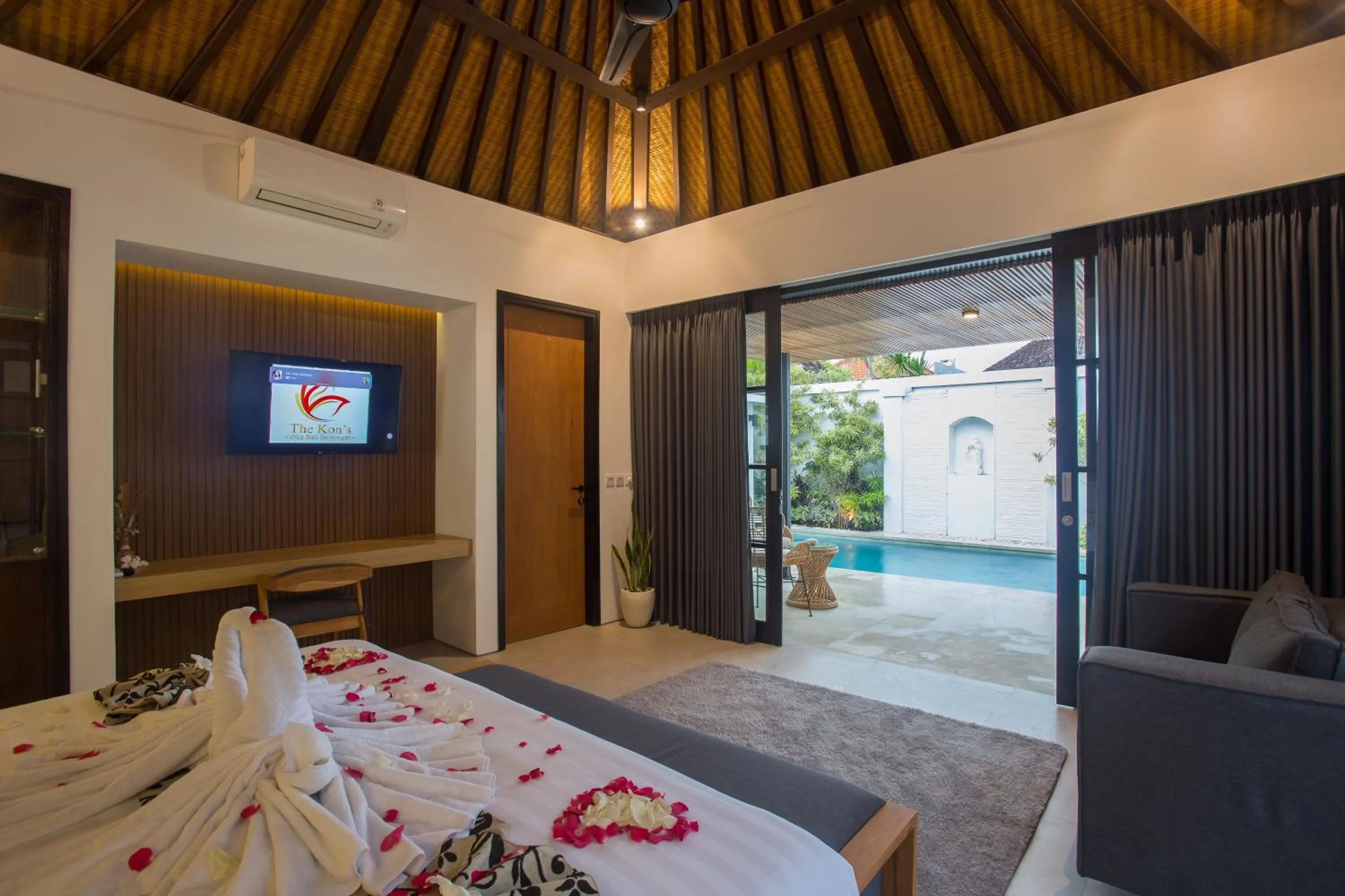 TV and multimedia, Bed in The Kon's Villa Bali Seminyak