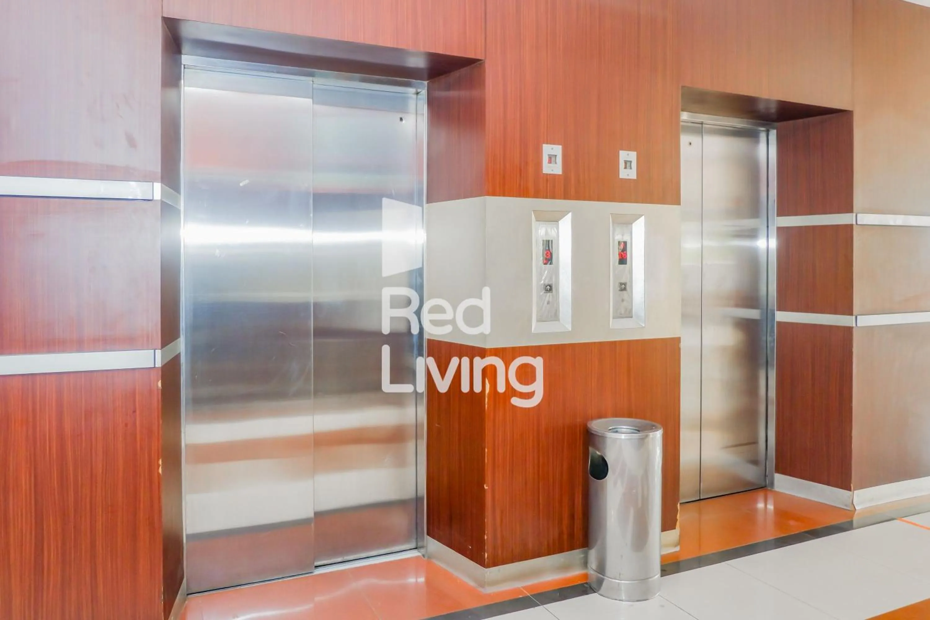 elevator in Redliving Apartemen Emerald Tower - Bion Apartel 2 Tower South