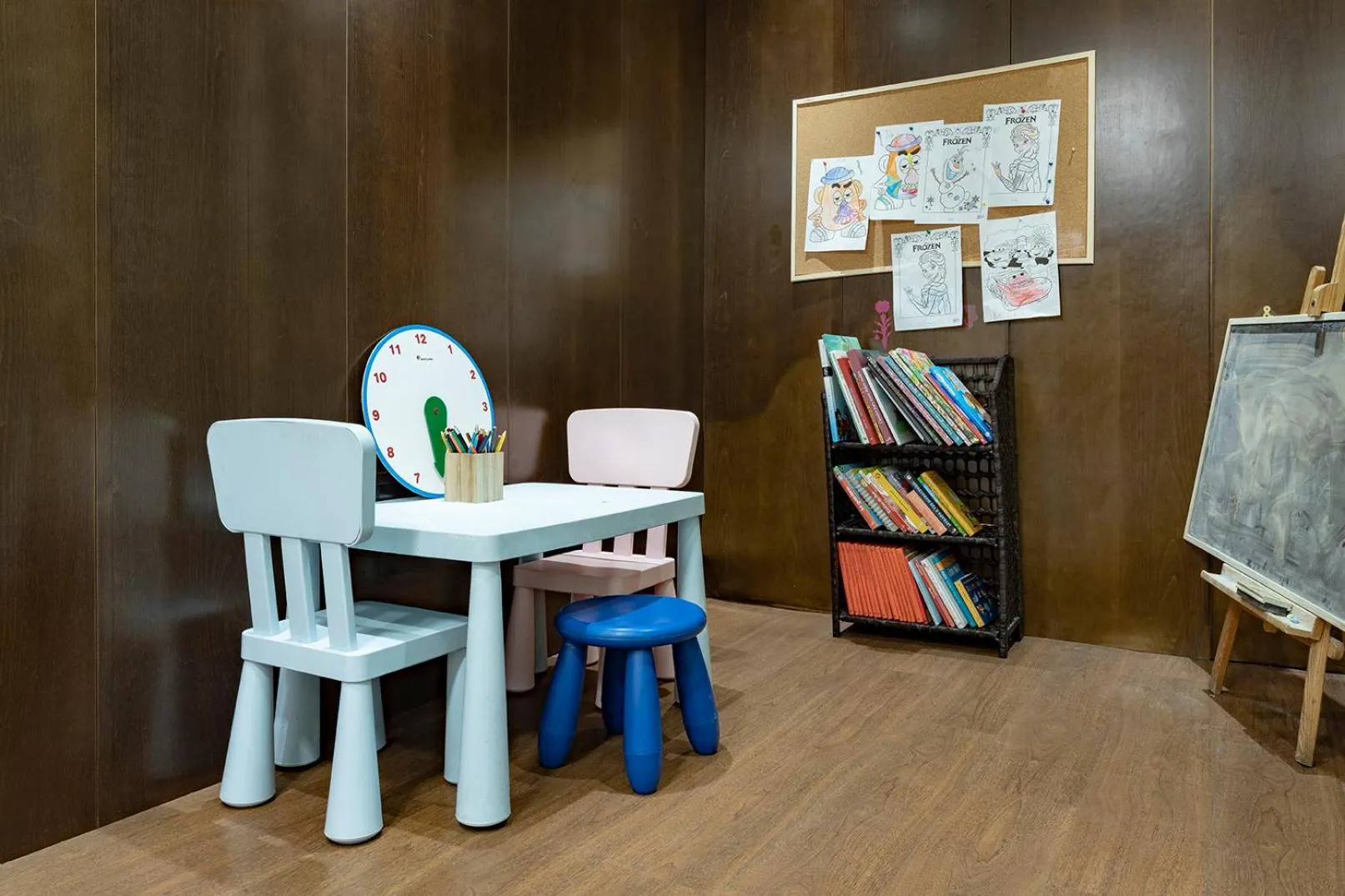 young children in Petit Palace Arturo Soria Alcalá