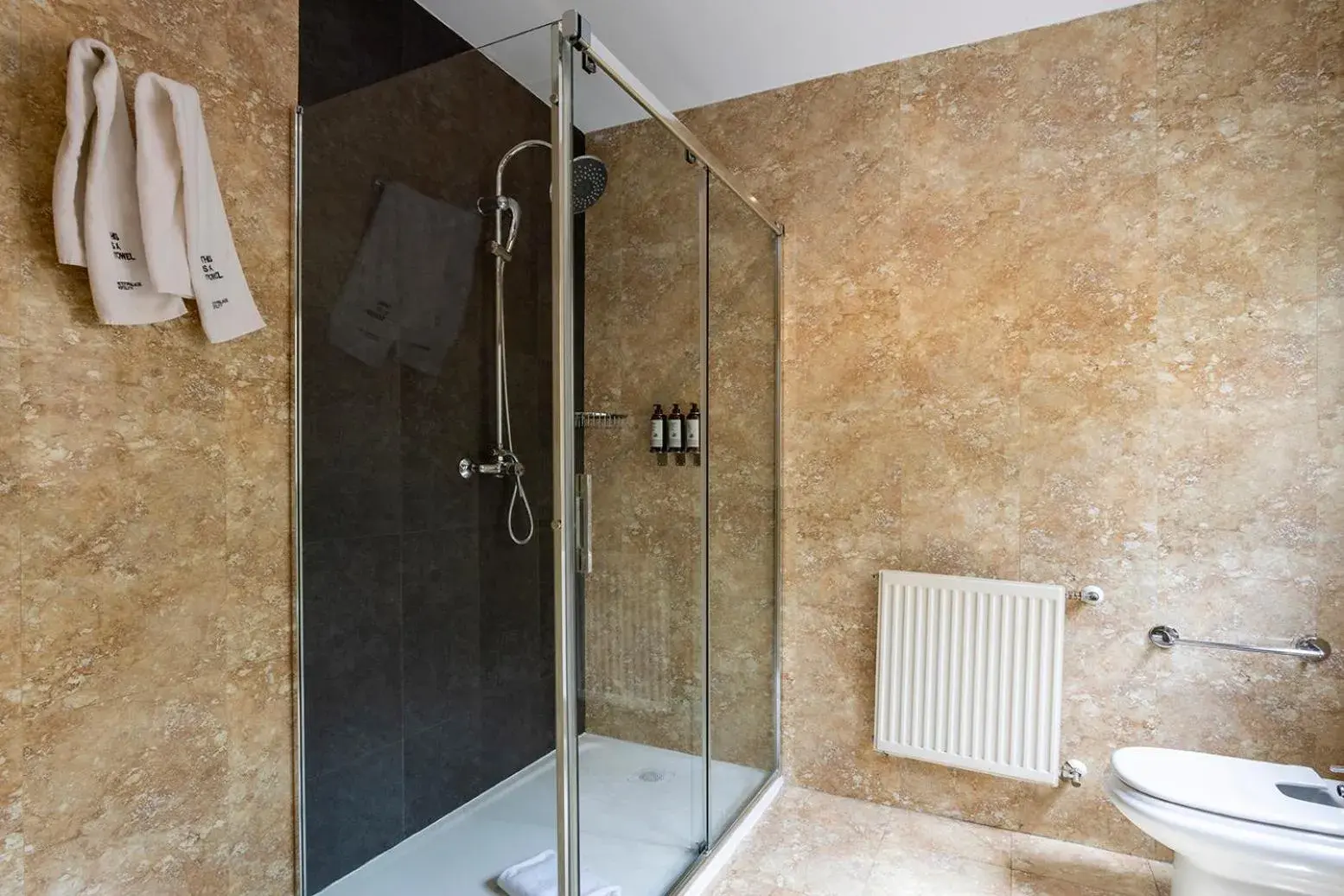 Shower, Bathroom in Petit Palace Arturo Soria Alcalá