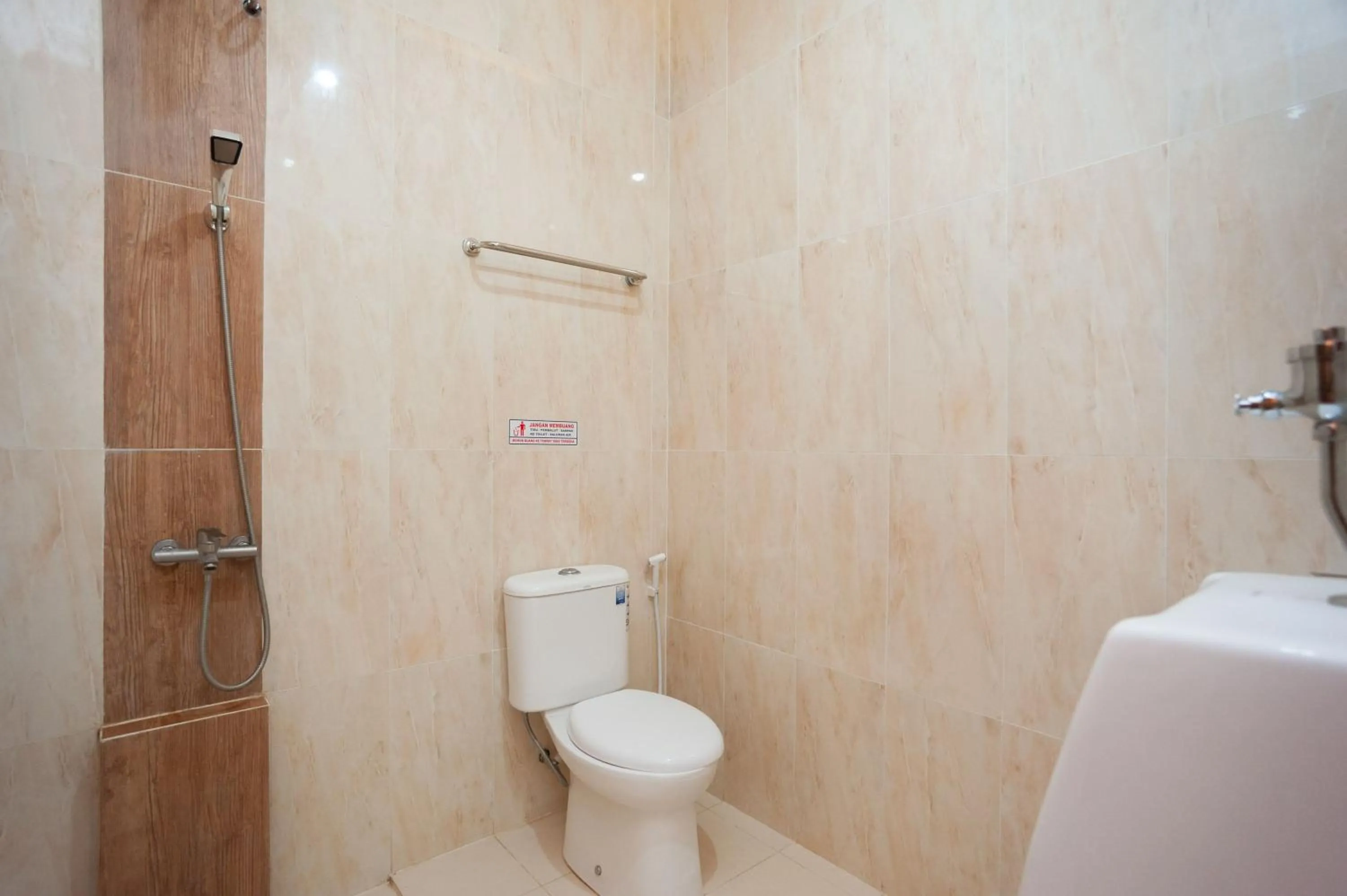 Bathroom in Urbanview Hotel Bong Gajah Lampung