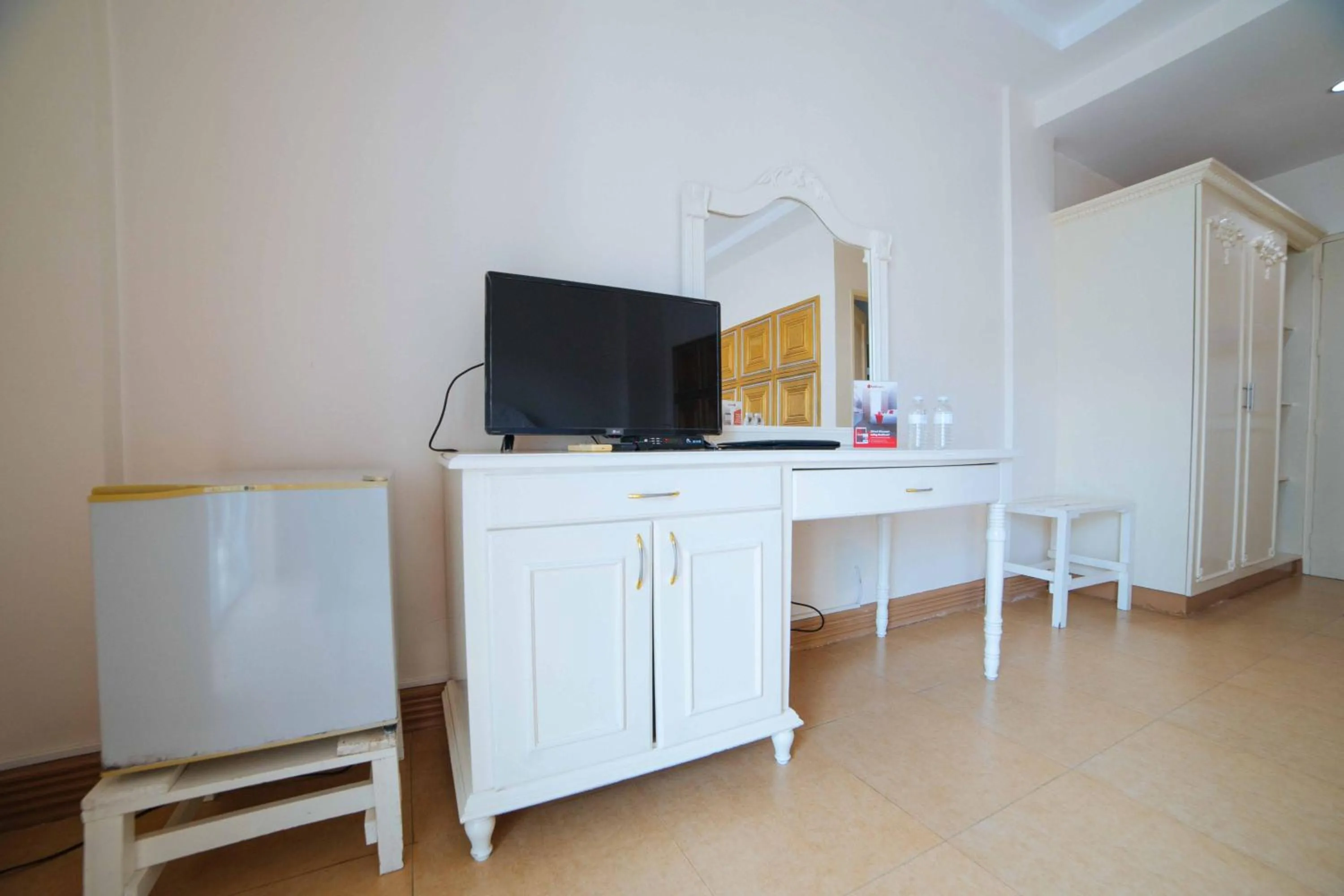 TV and multimedia in Hotel Vanna Angeles City Pampanga by RedDoorz