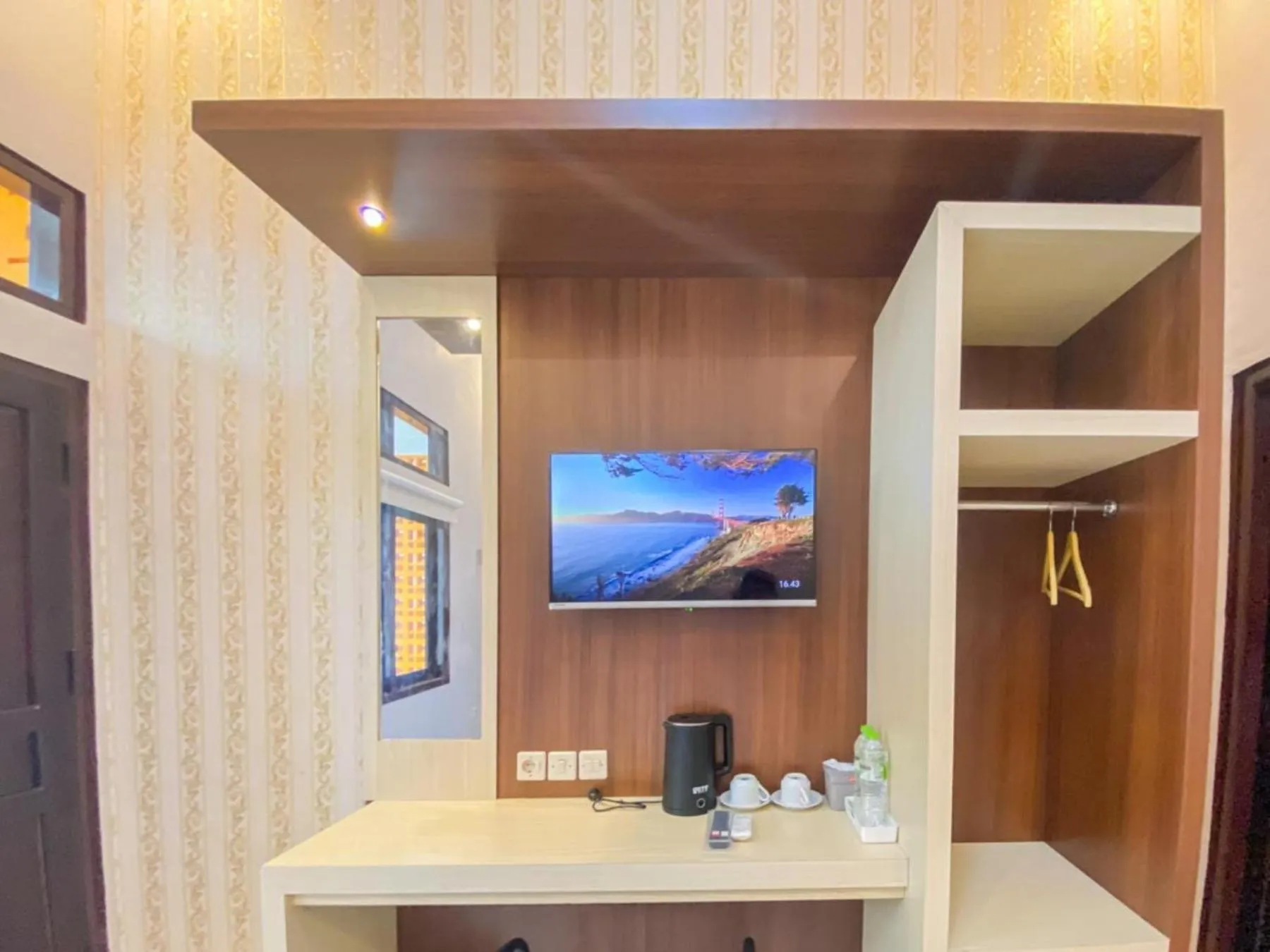 TV and multimedia in RedDoorz Plus at Orange Diponogoro Palangkaraya