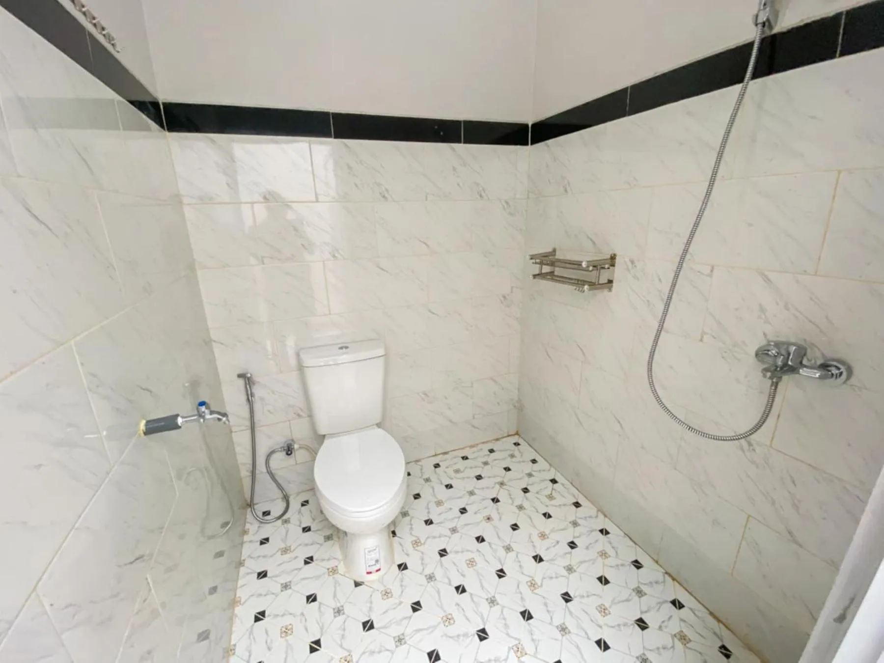 Bathroom in RedDoorz Plus at Orange Diponogoro Palangkaraya