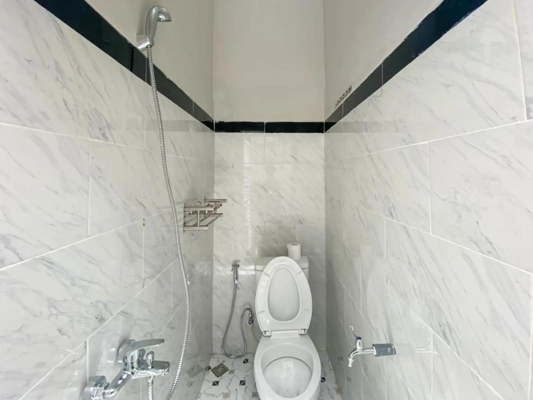 Bathroom in RedDoorz Plus at Orange Diponogoro Palangkaraya Bathroom in RedDoorz Plus at Orange Diponogoro Palangkaraya