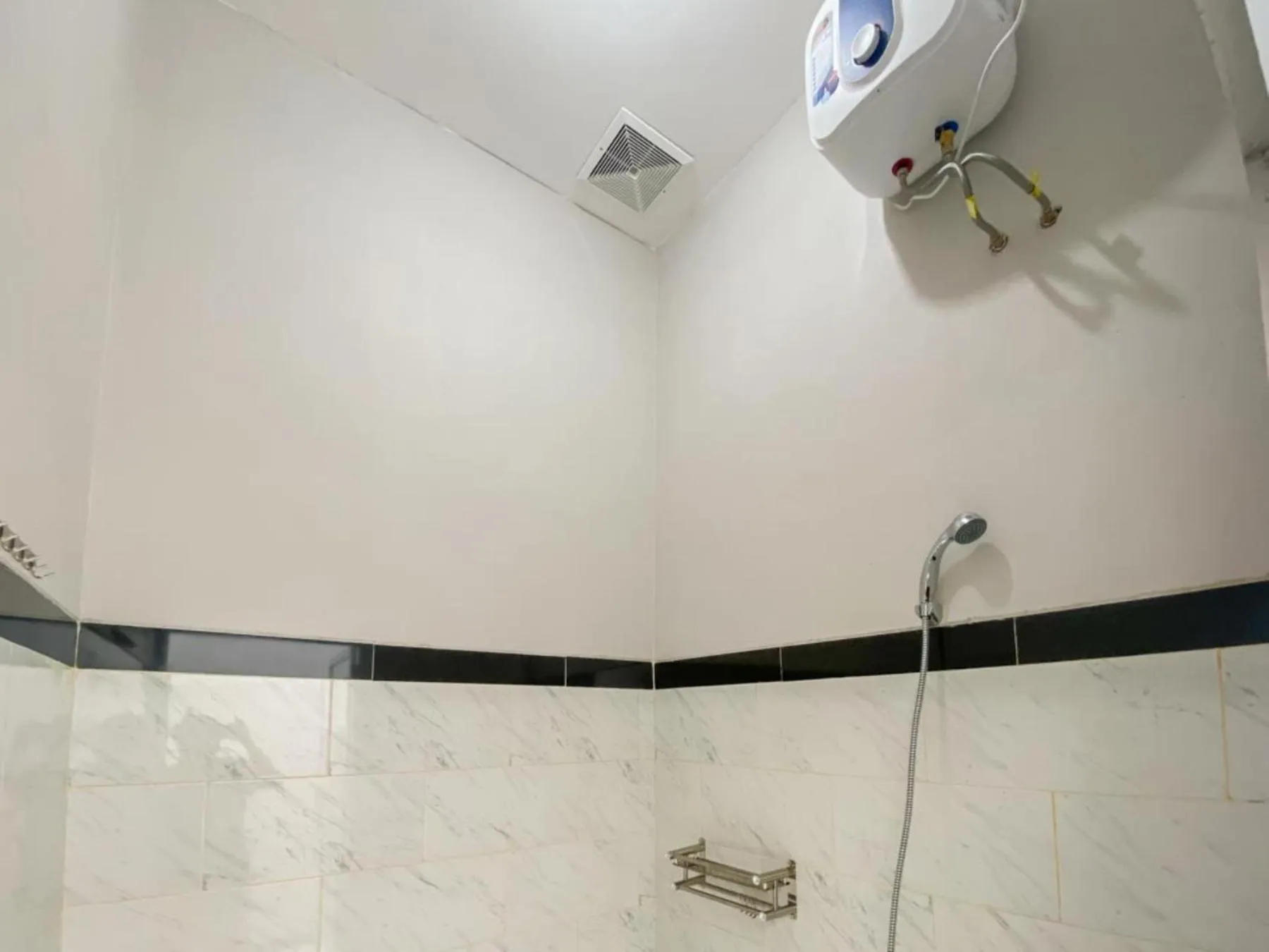 Bathroom in RedDoorz Plus at Orange Diponogoro Palangkaraya