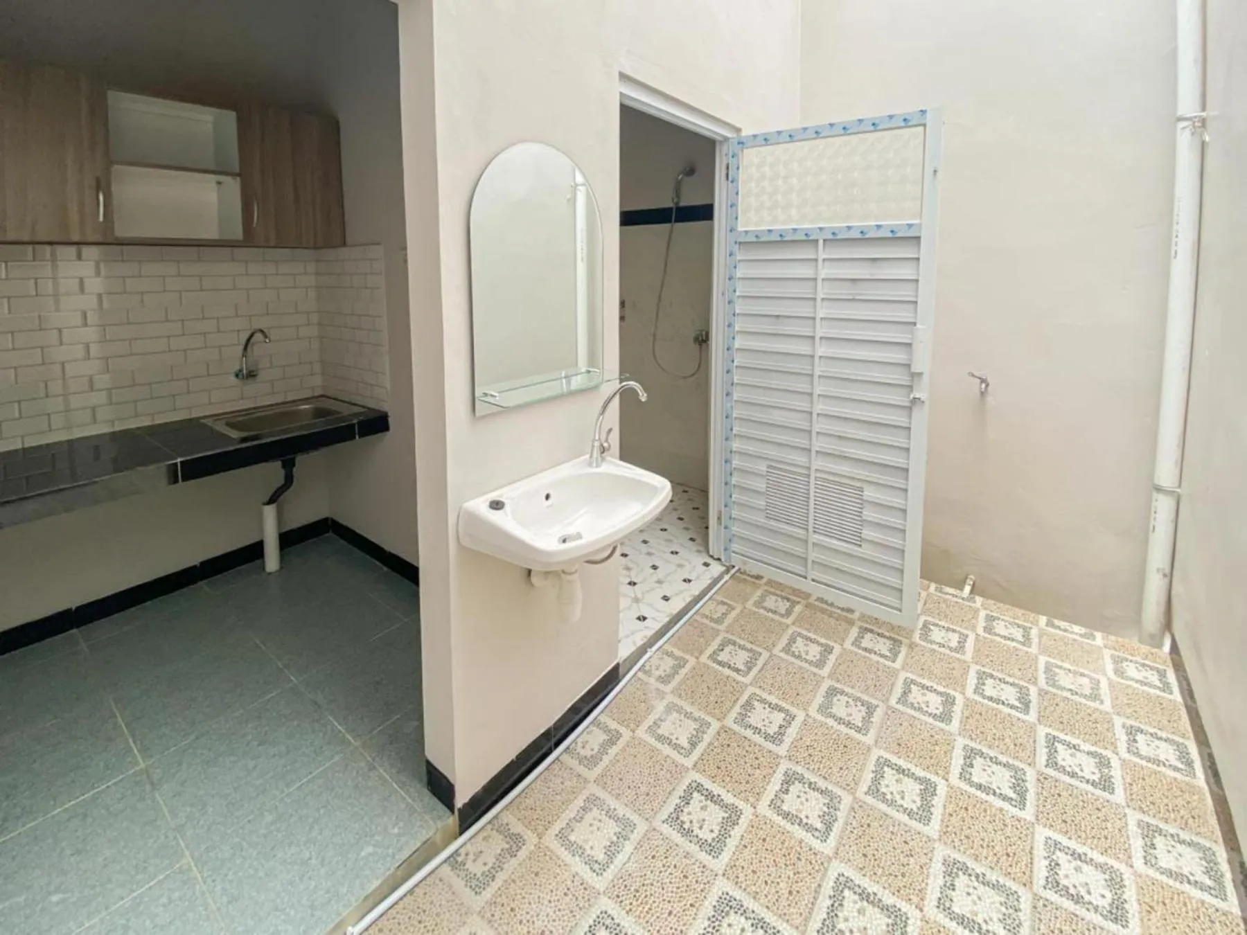 Bathroom in RedDoorz Plus at Orange Diponogoro Palangkaraya