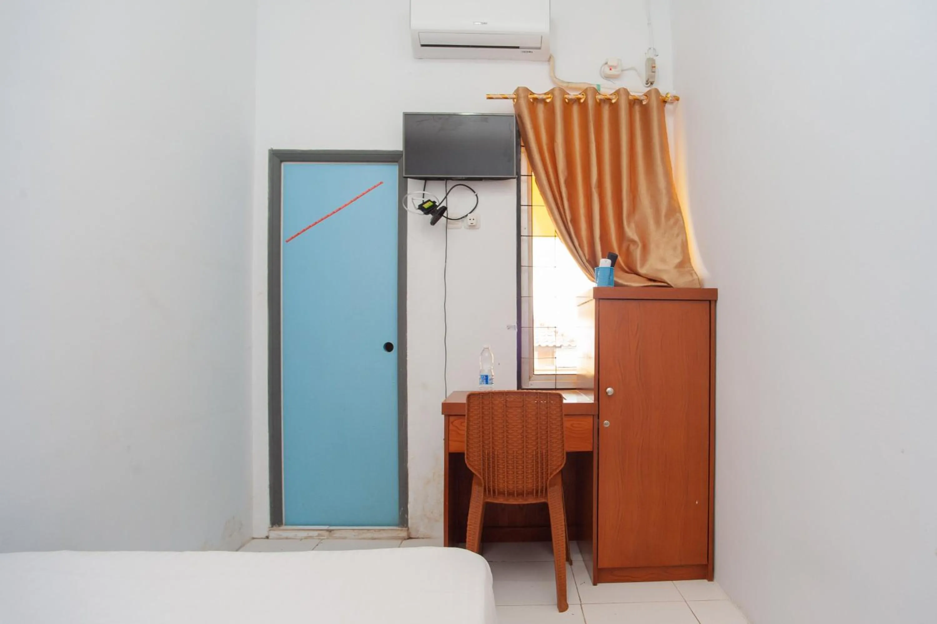 Bedroom, Bed in RedDoorz Syariah at Jalan Wayhitam Palembang