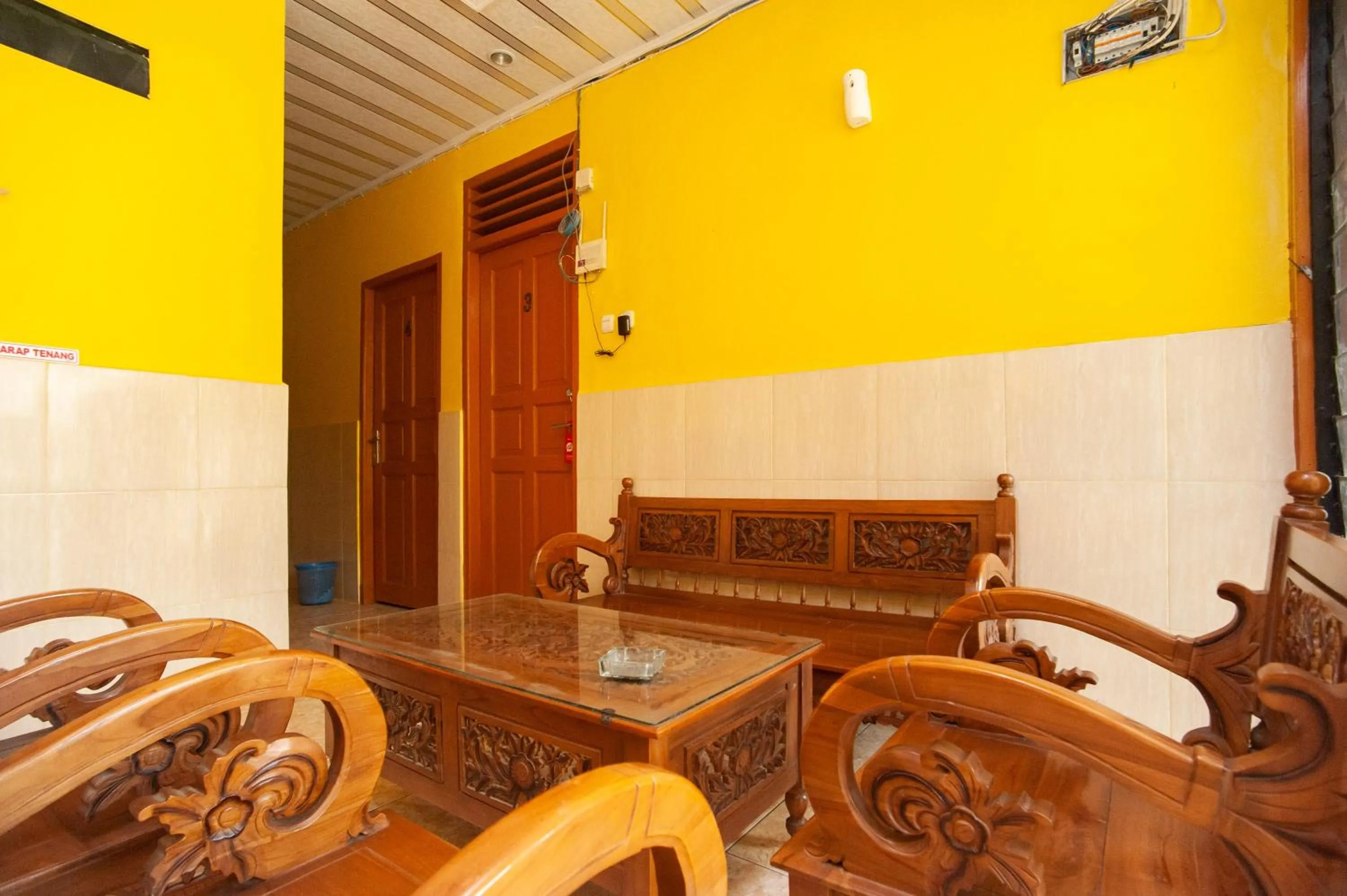 Living room in RedDoorz Syariah at Jalan Wayhitam Palembang