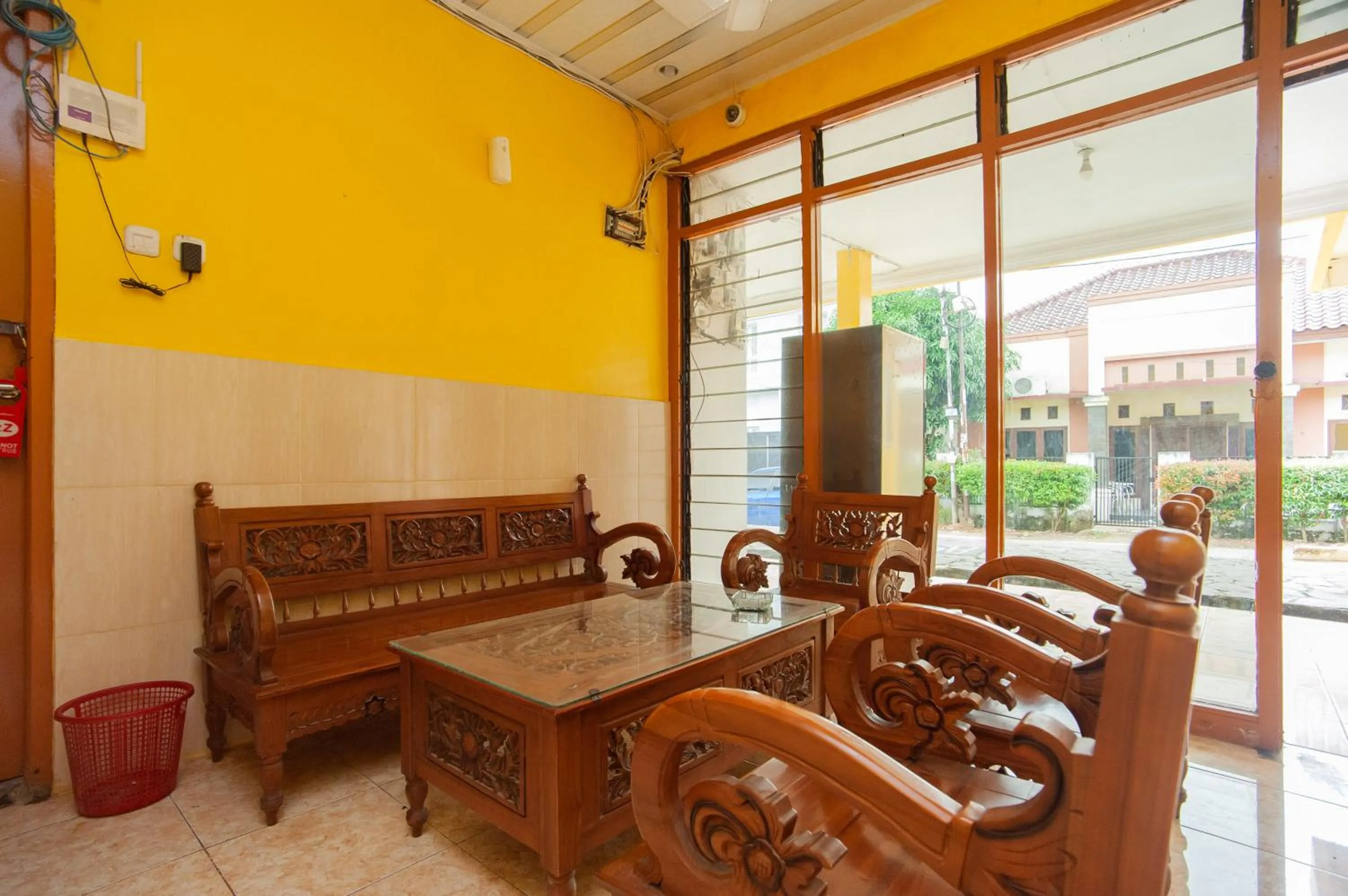 Living room in RedDoorz Syariah at Jalan Wayhitam Palembang