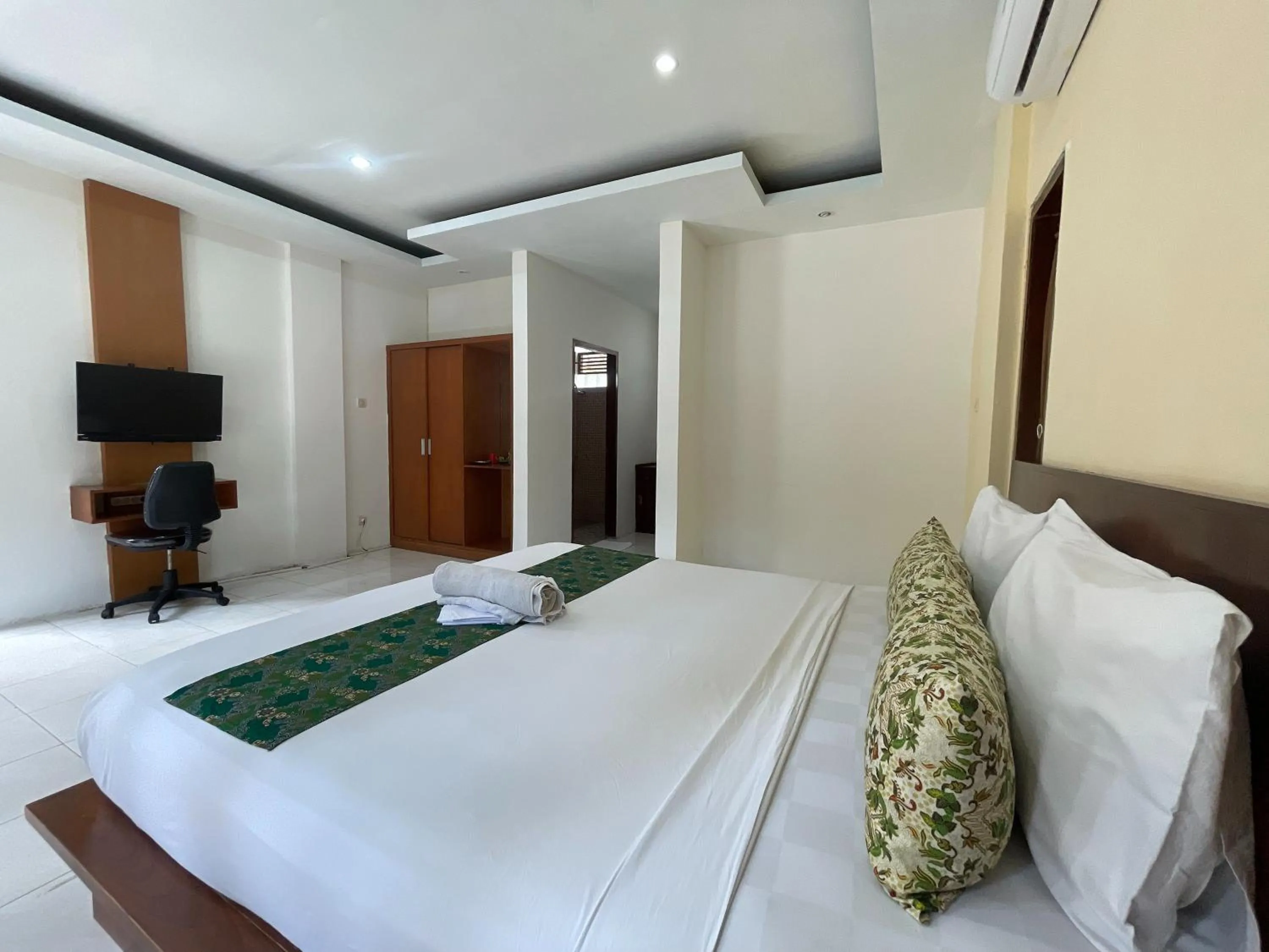 Bed in Melati Resort & Hotel Kuta Lombok