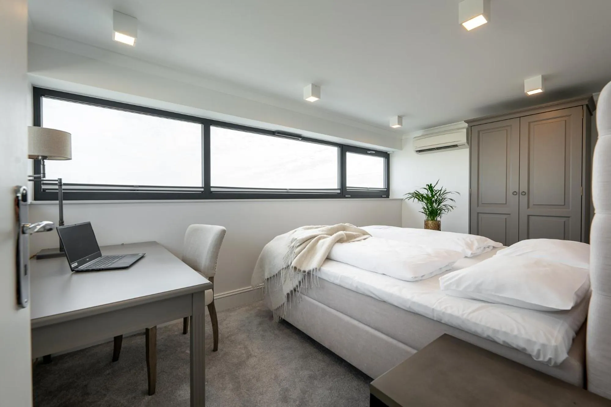 Photo of the whole room in Dune Beach Resort - C