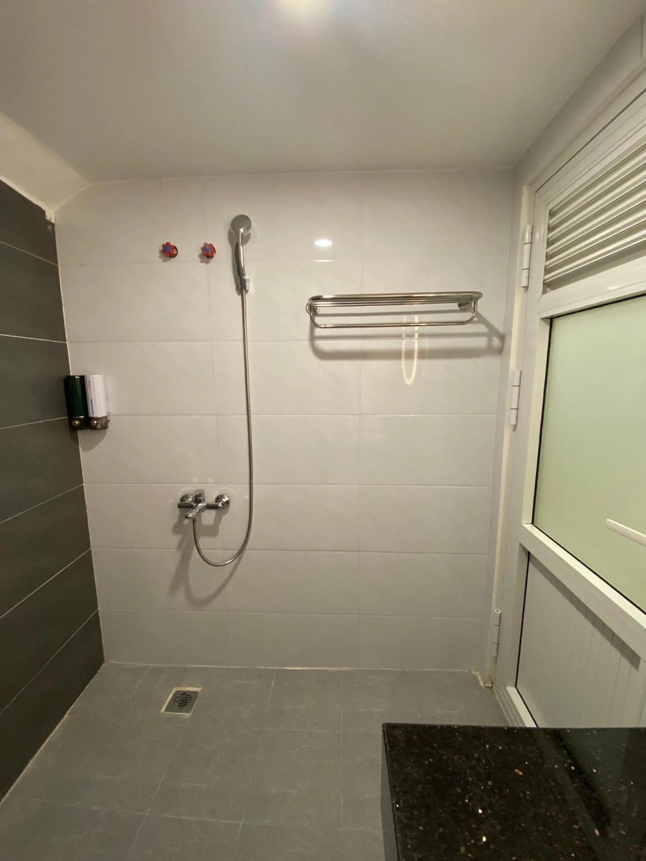 Shower in Feliz Dalat Homestay