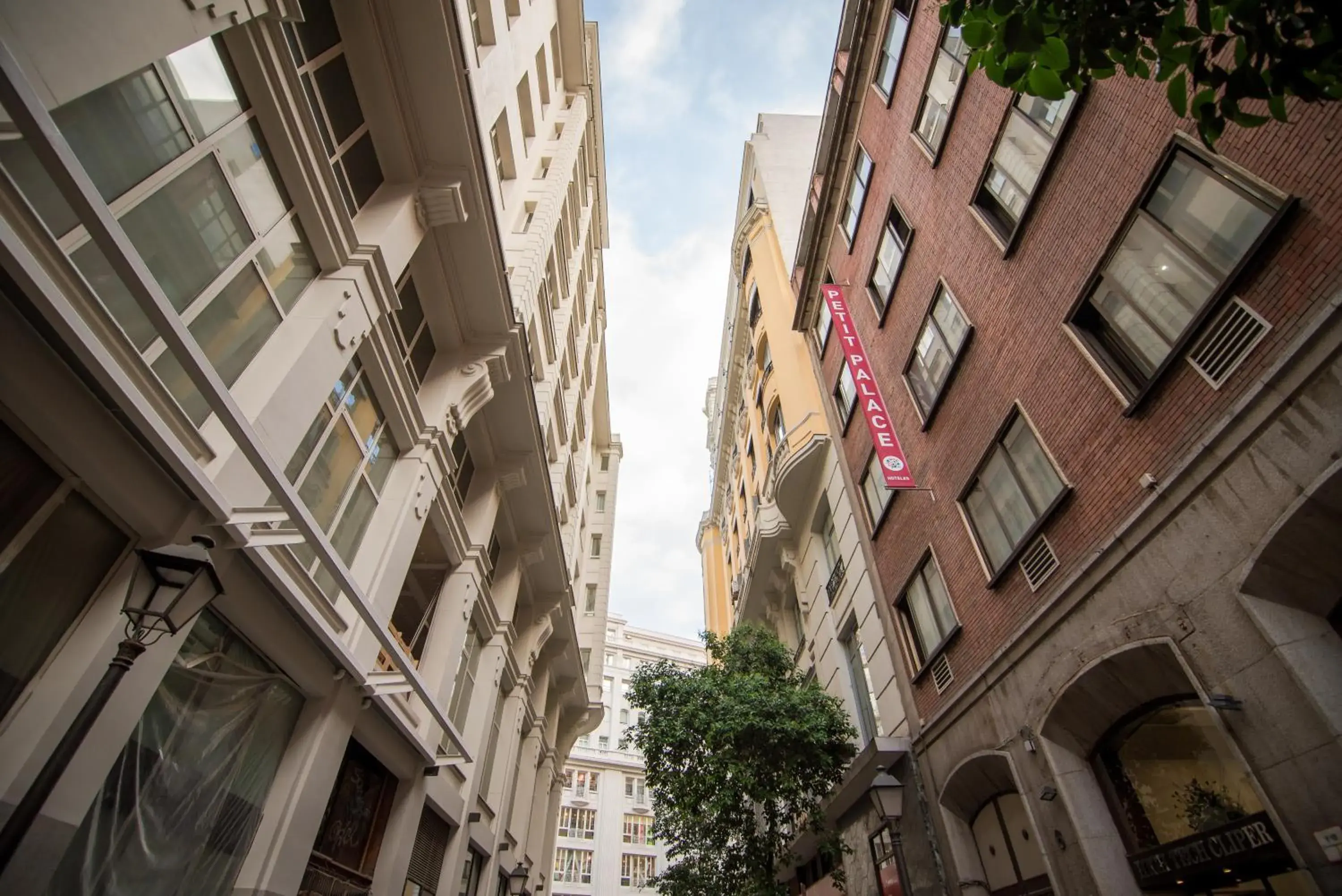 Facade/entrance in Petit Palace Cliper-Gran Vía Facade/entrance in Petit Palace Cliper-Gran Vía