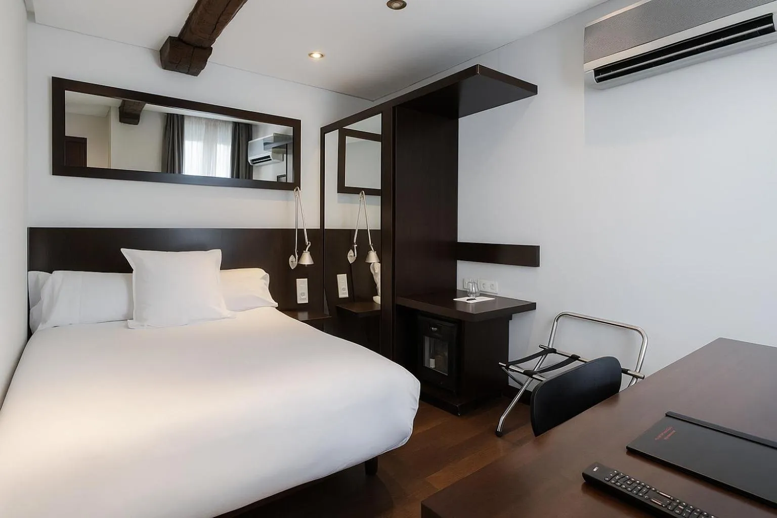 Bedroom, Bed in Petit Palace Arana Bilbao