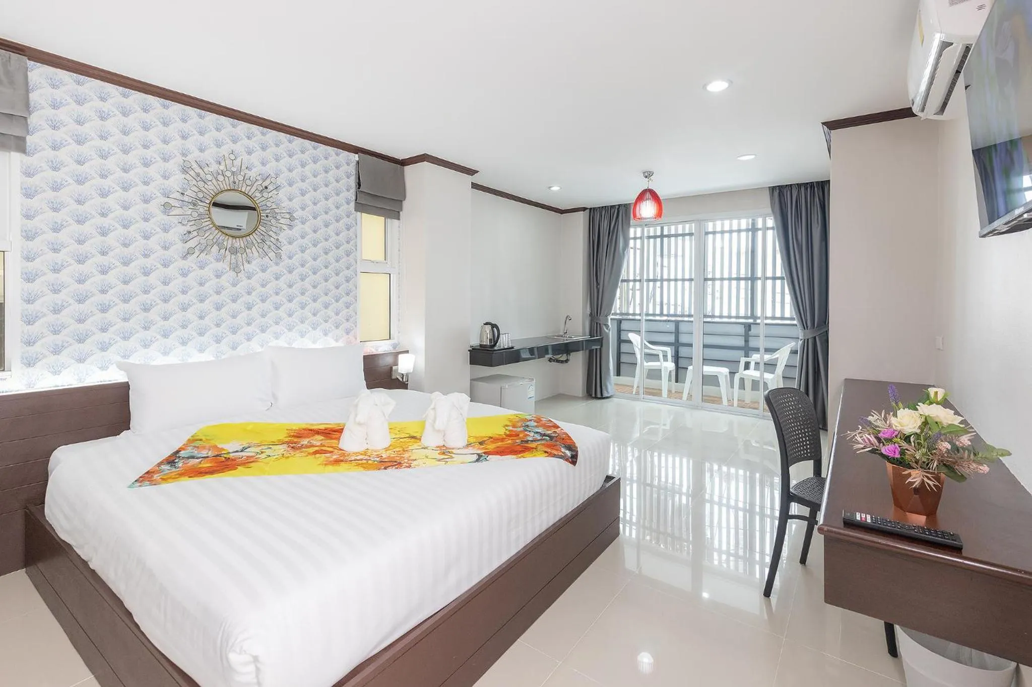 King Room with Balcony in The Chic Patong
