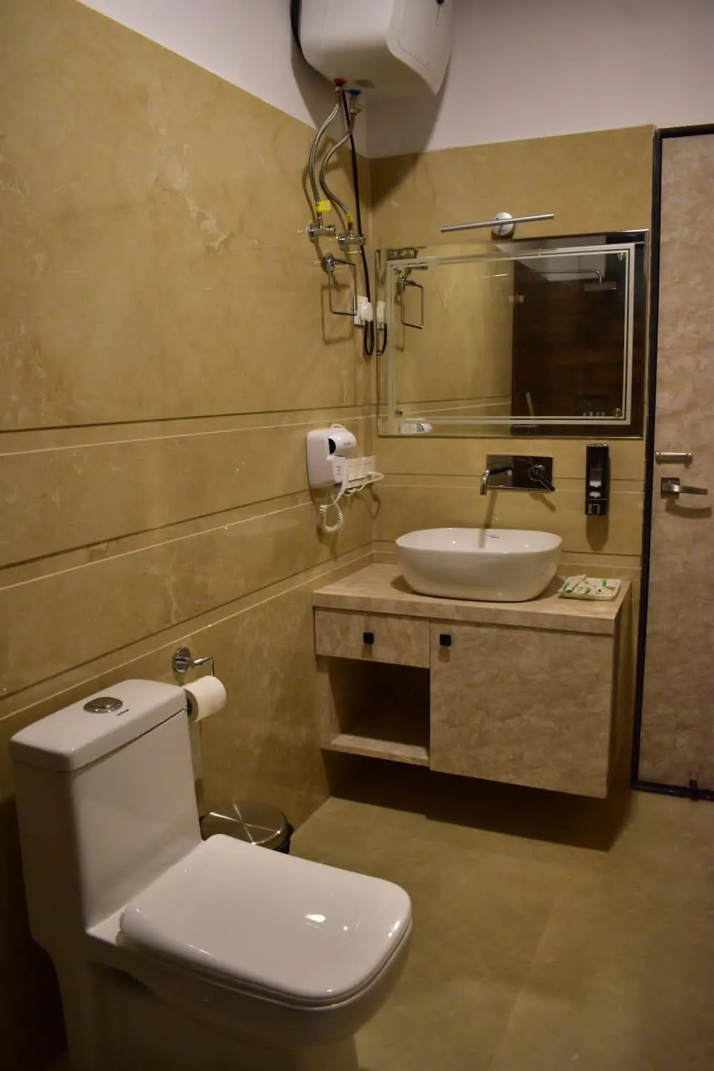 Toilet in HOTEL MONTANA VYOO