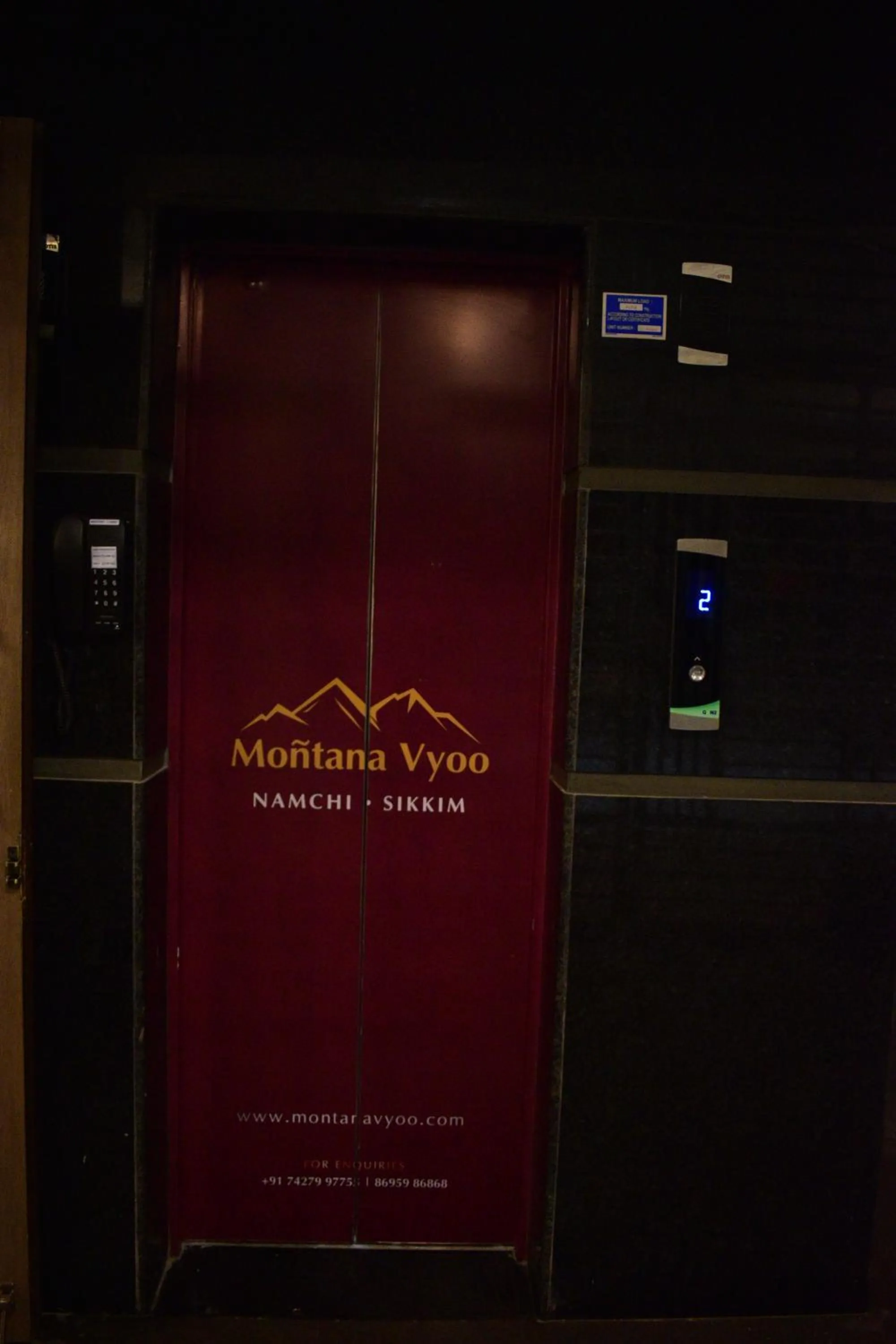 elevator in HOTEL MONTANA VYOO