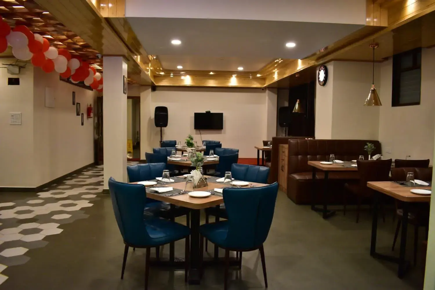 Restaurant/places to eat in HOTEL MONTANA VYOO Restaurant/places to eat in HOTEL MONTANA VYOO