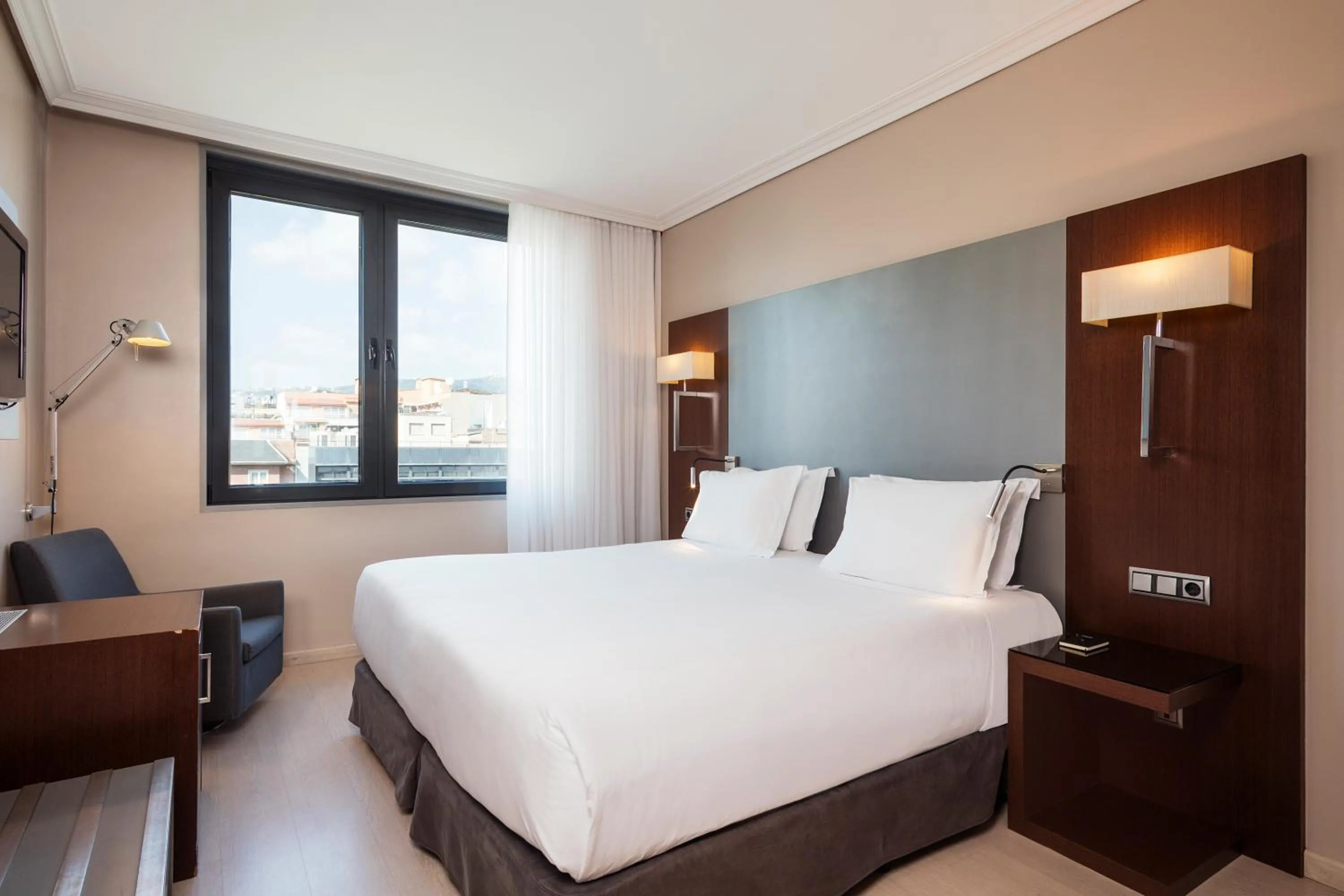 Photo of the whole room, Bed in H10 Itaca