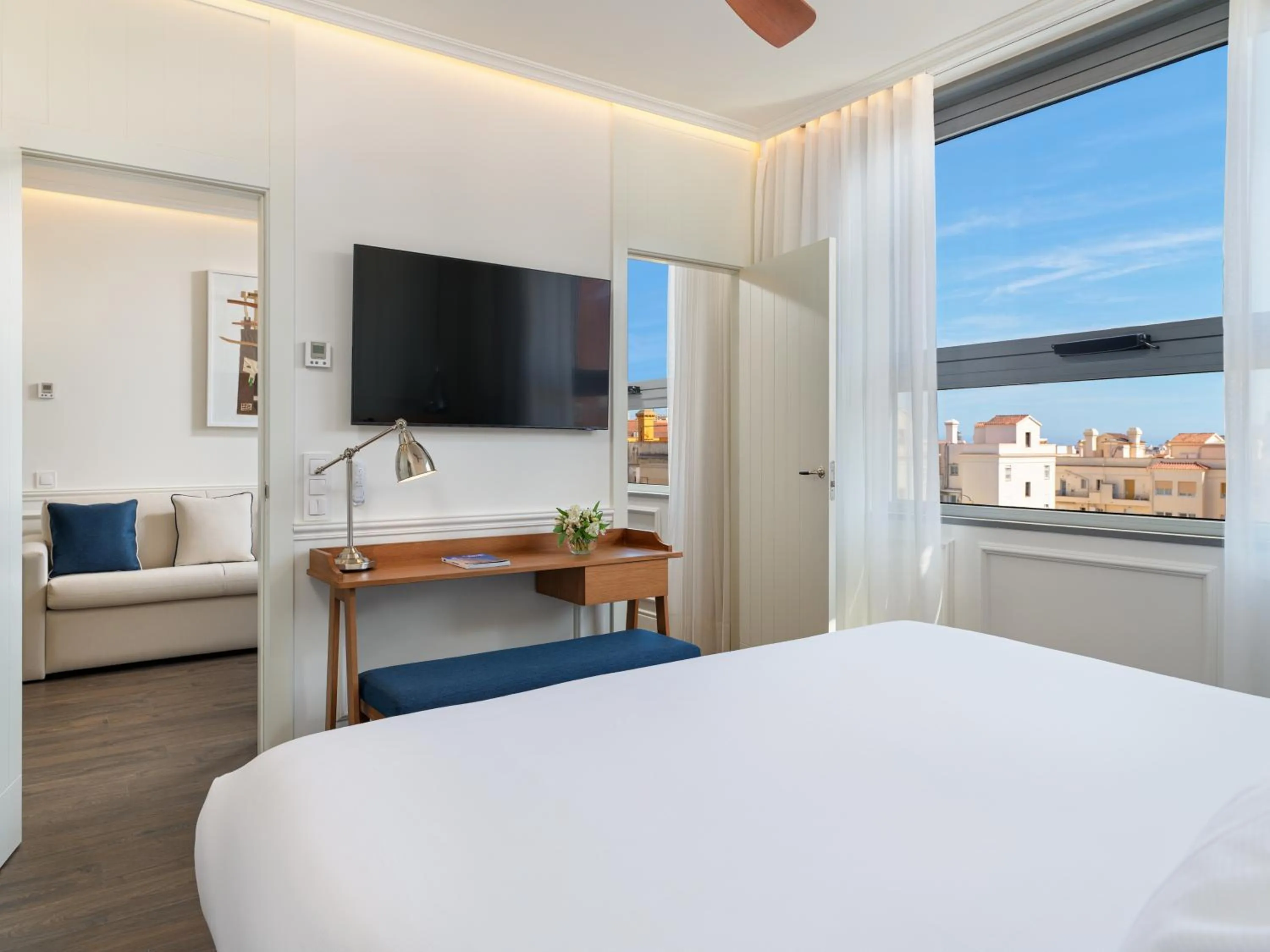 Photo of the whole room, Bed in H10 Itaca