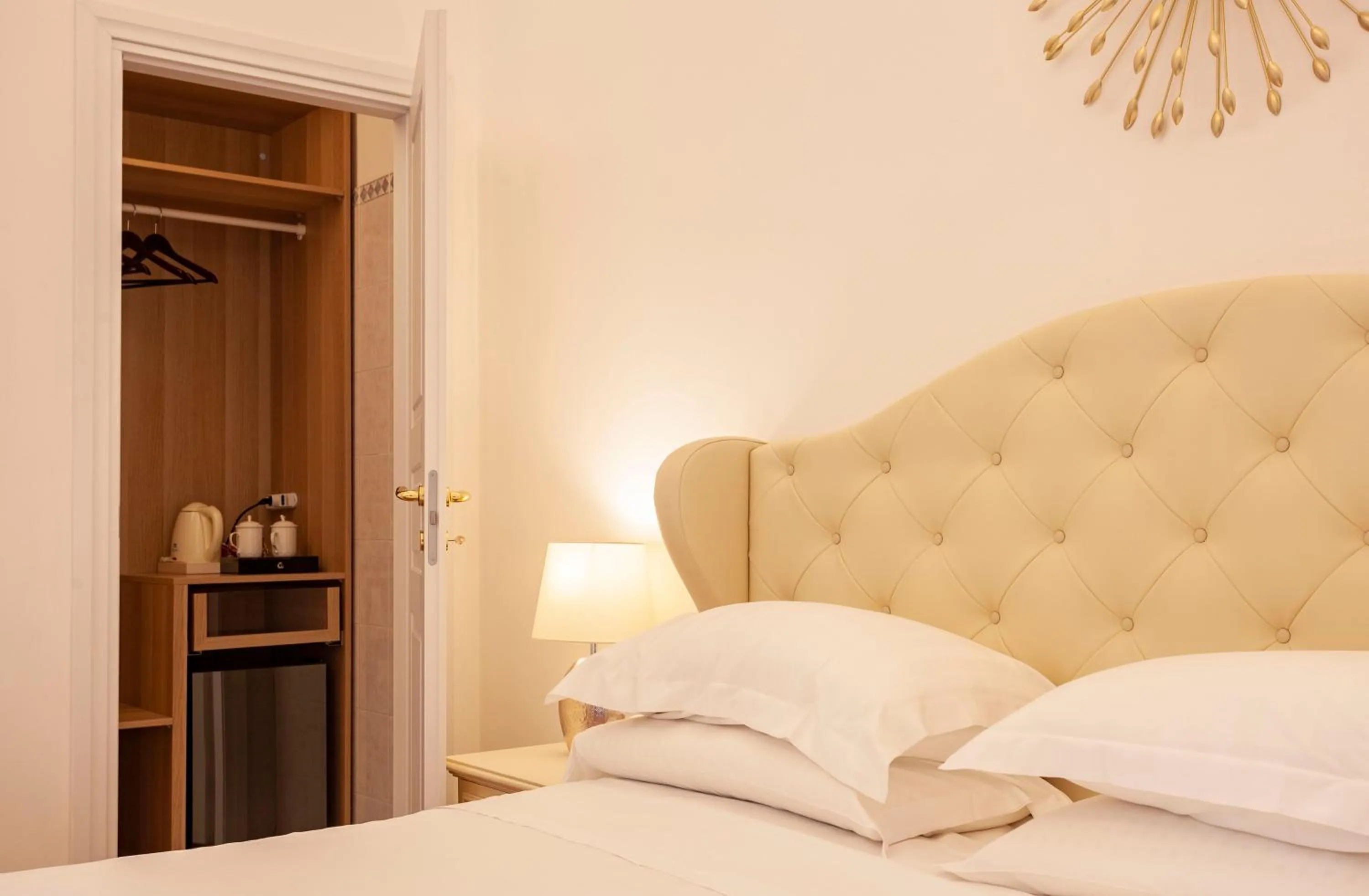 Bedroom, Bed in Villa Royal B&B