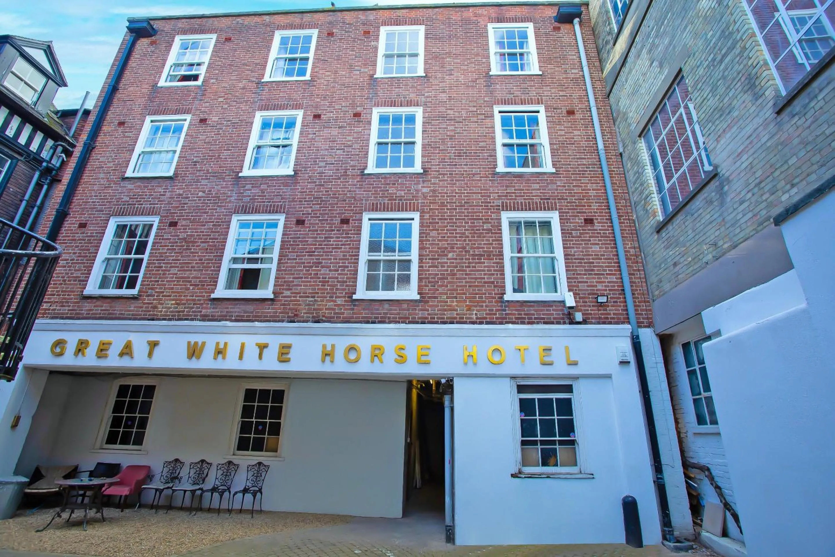 Facade/entrance in Great White Horse Hotel