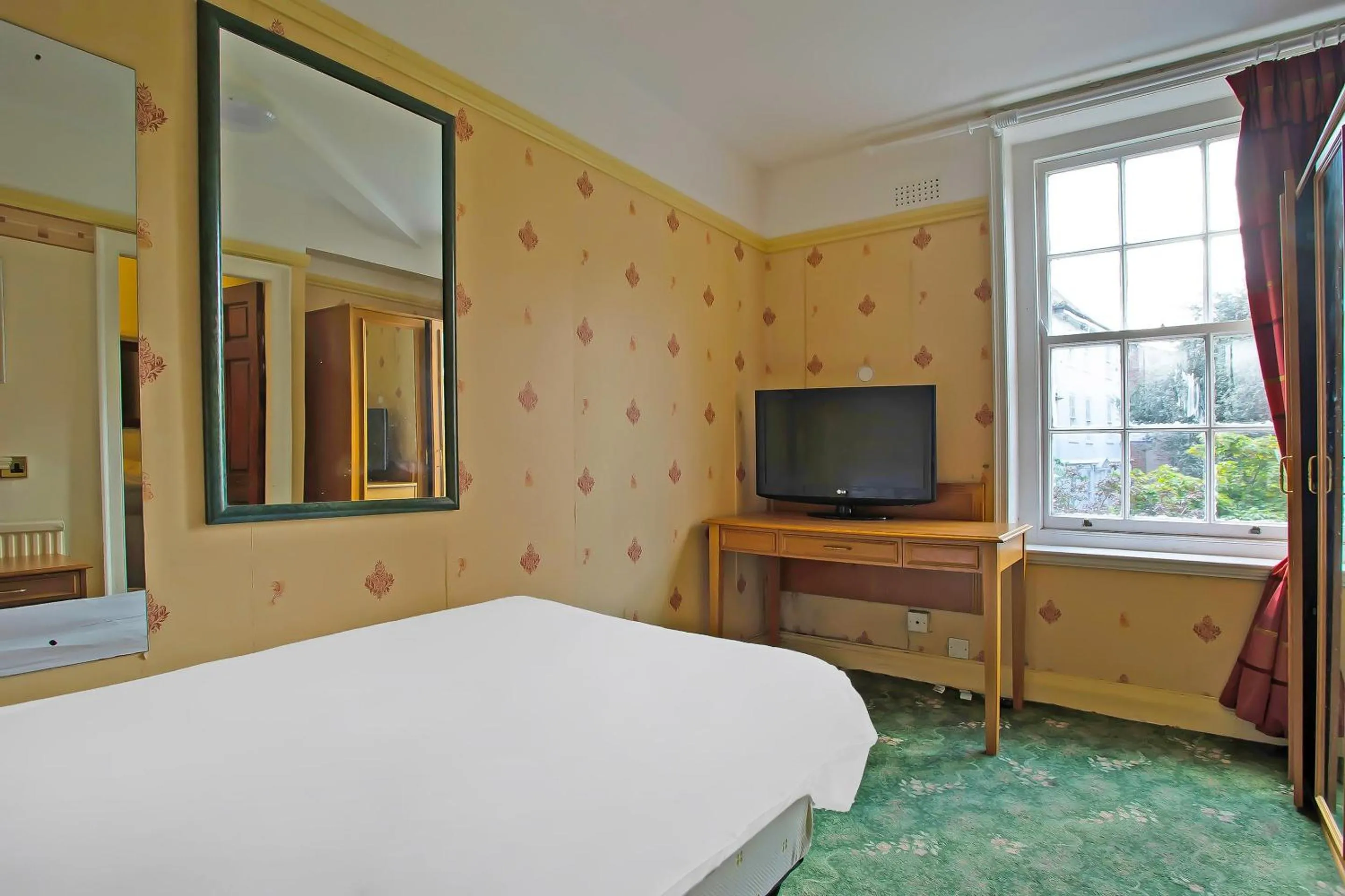 Bedroom in Great White Horse Hotel