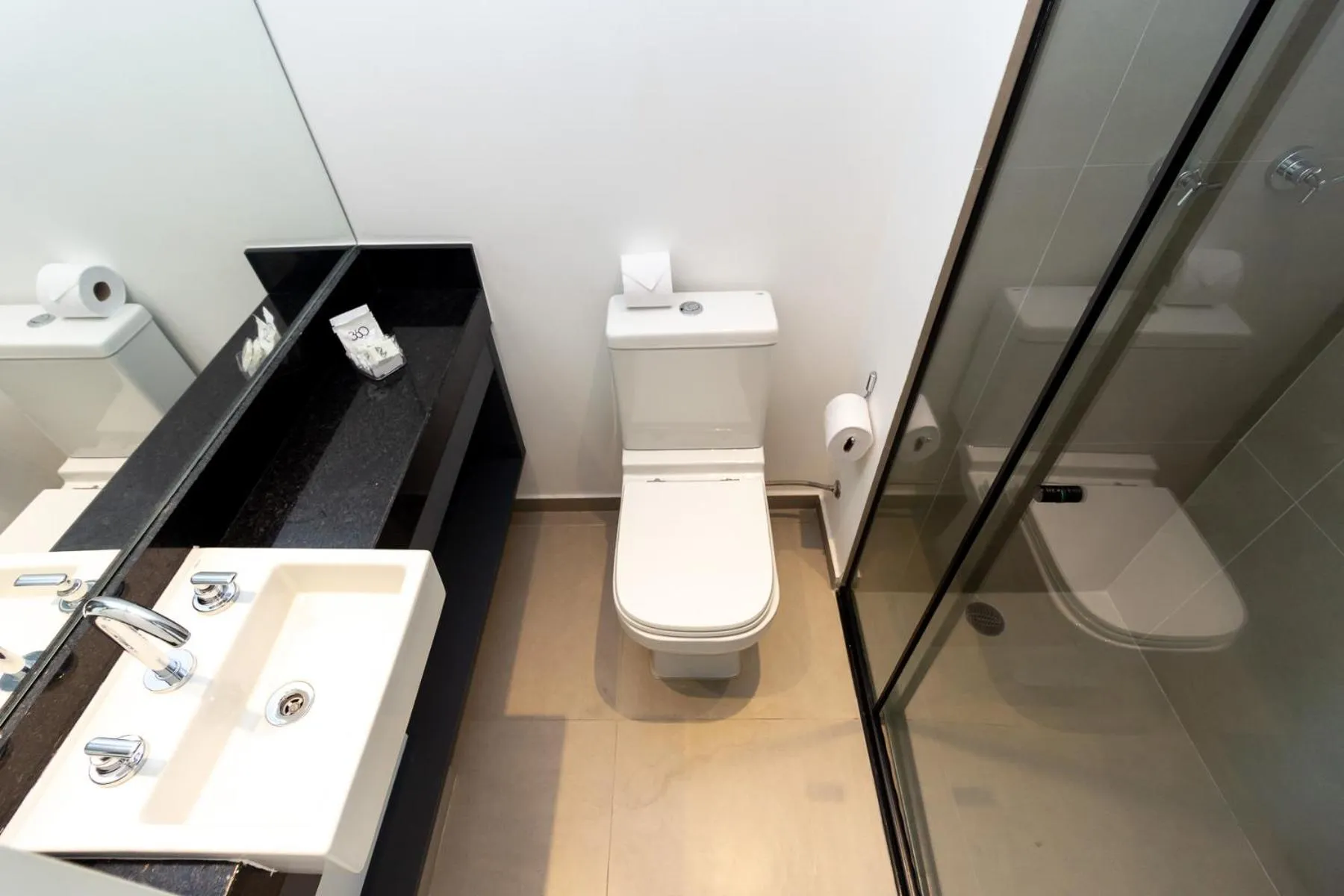 Bathroom in 360 VN Turiassú by Housi