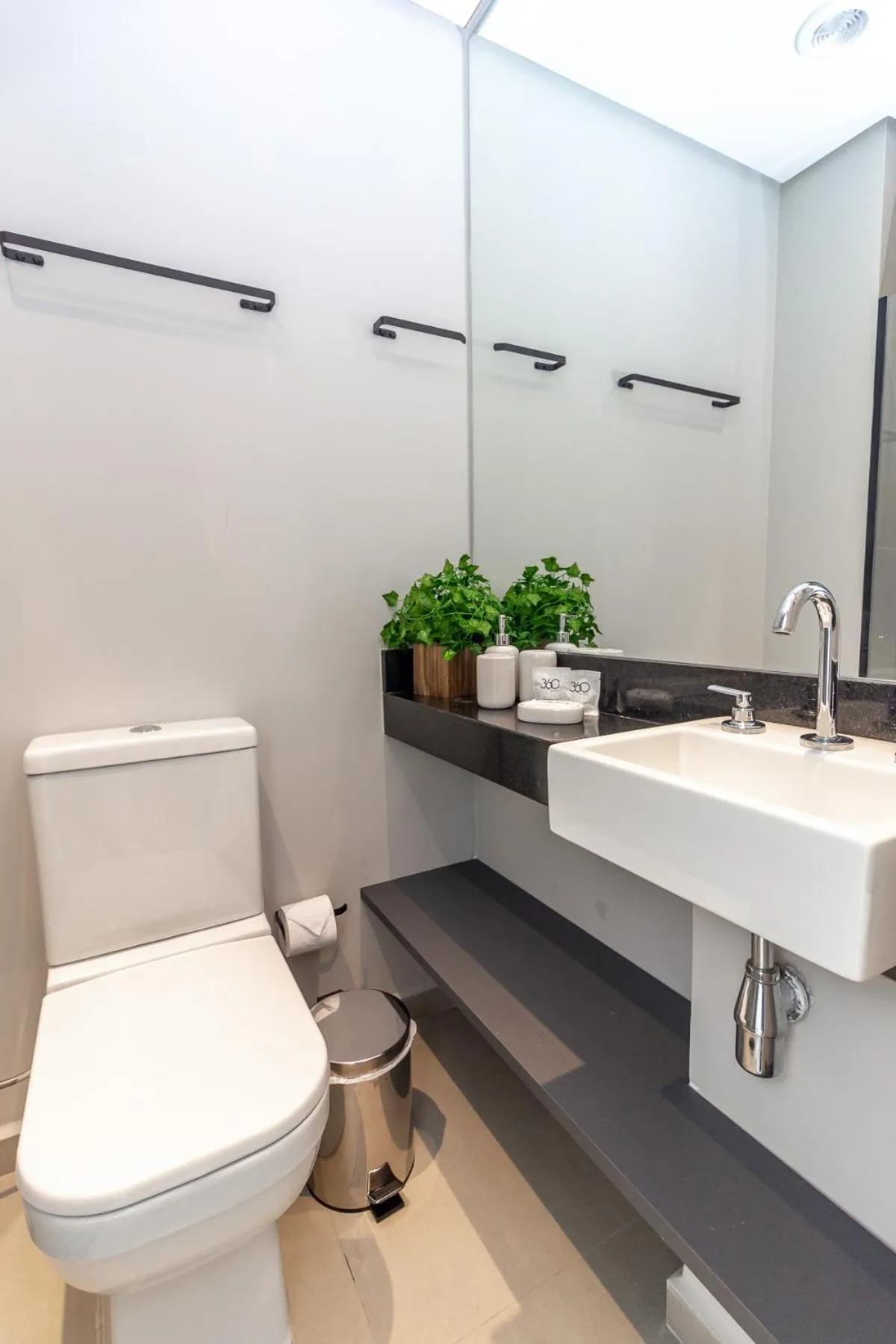 Bathroom in 360 VN Turiassú by Housi