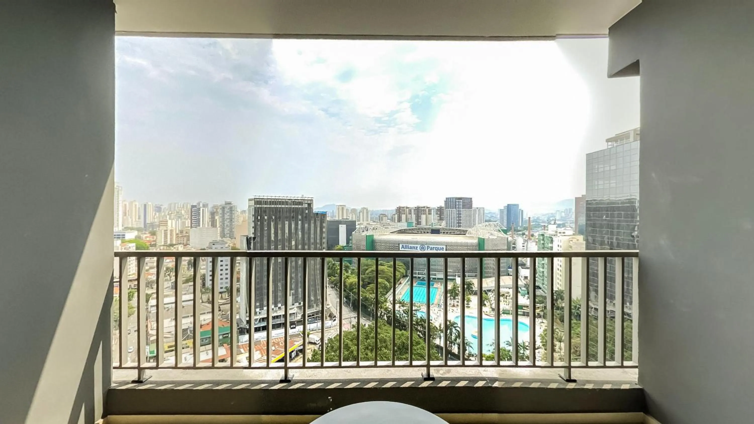 Balcony/Terrace in 360 VN Turiassú by Housi