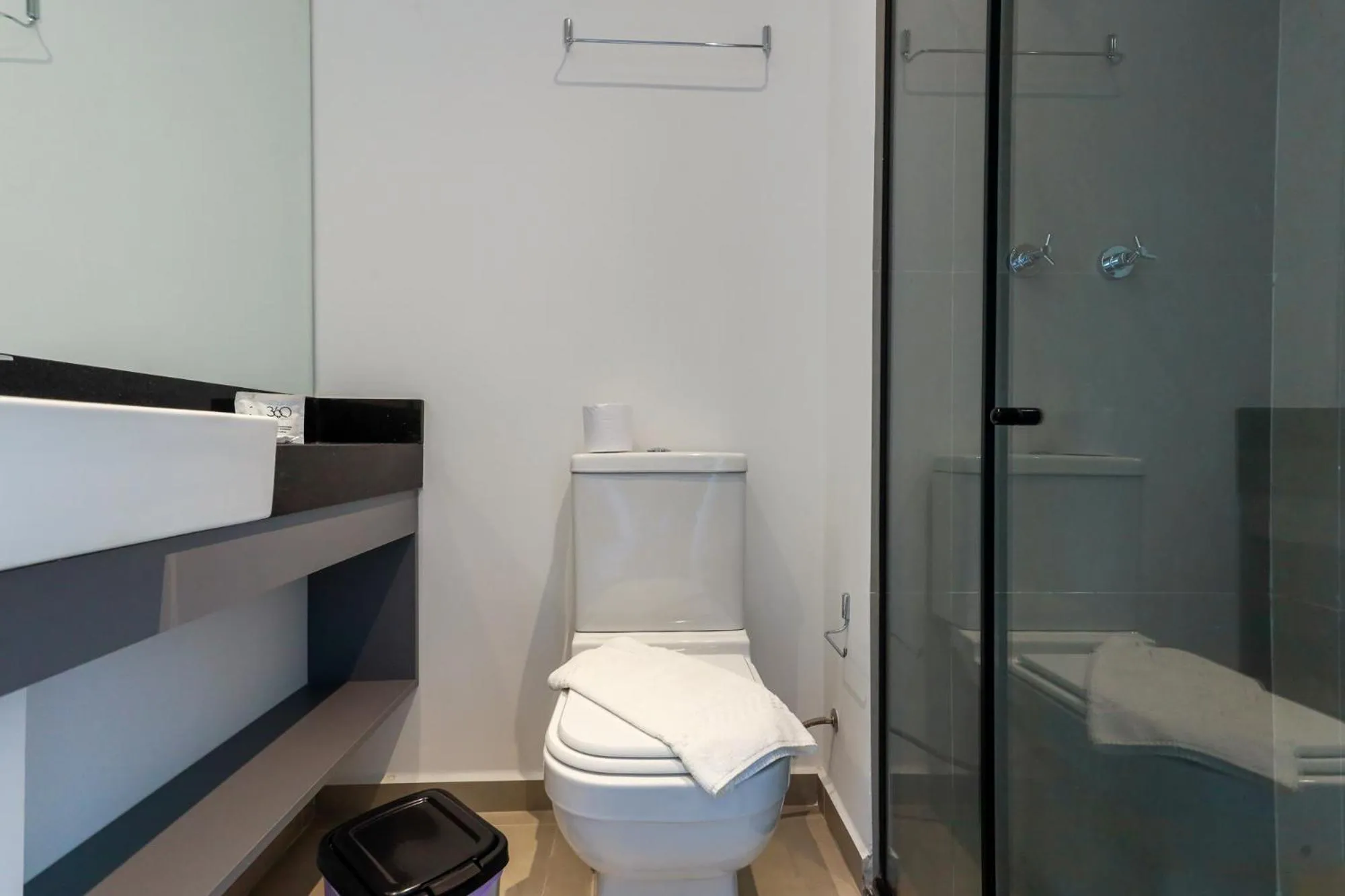 Bathroom in 360 VN Turiassú by Housi