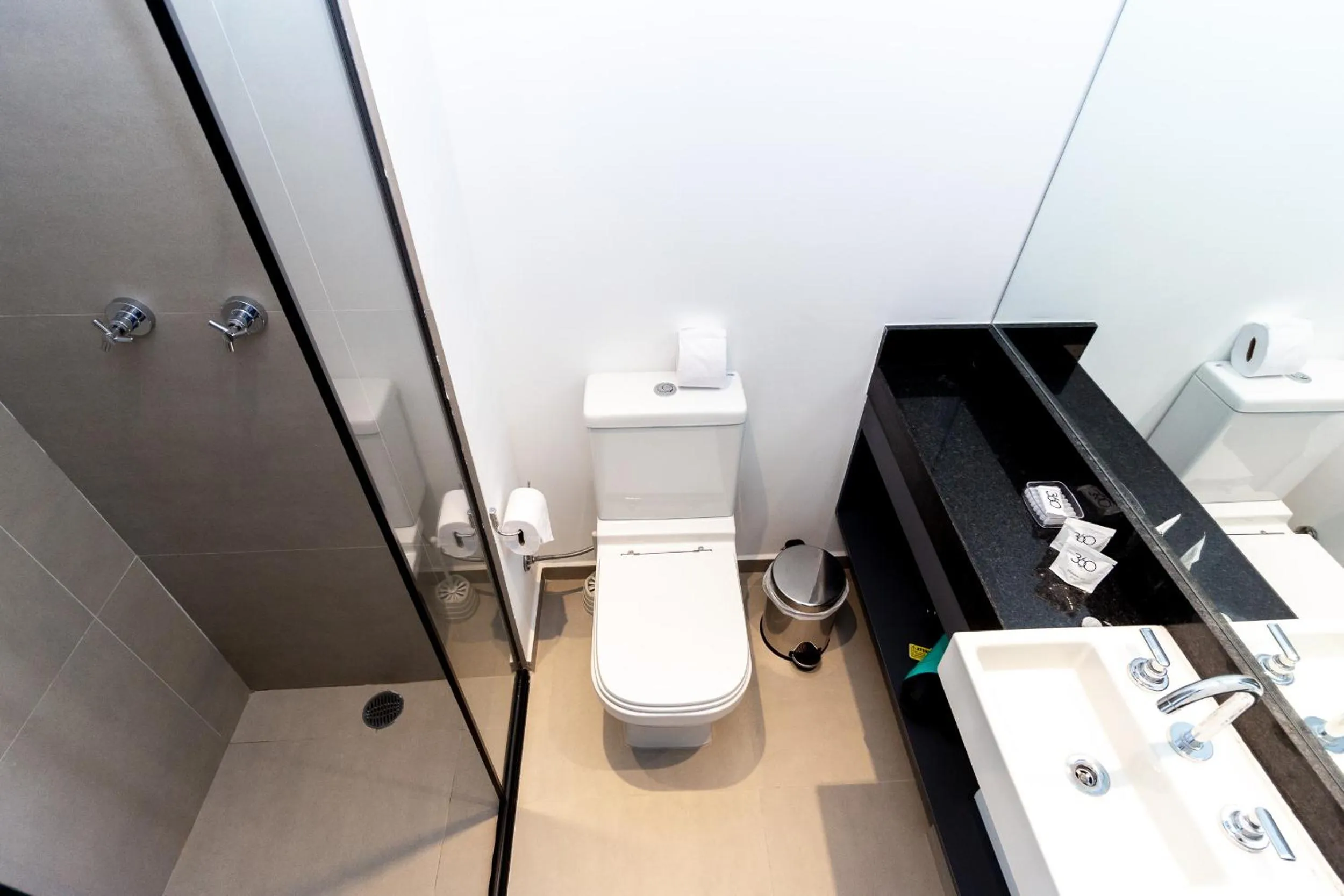 Bathroom in 360 VN Turiassú by Housi