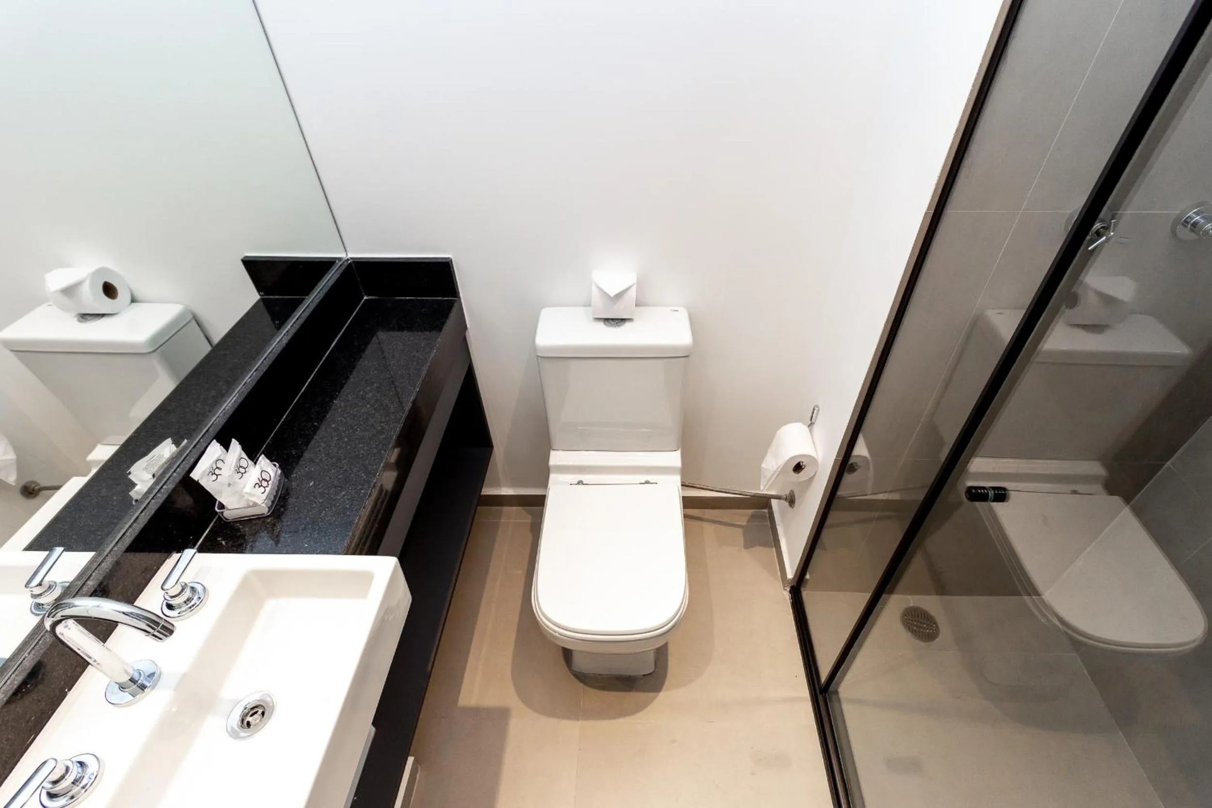 Bathroom in 360 VN Turiassú by Housi