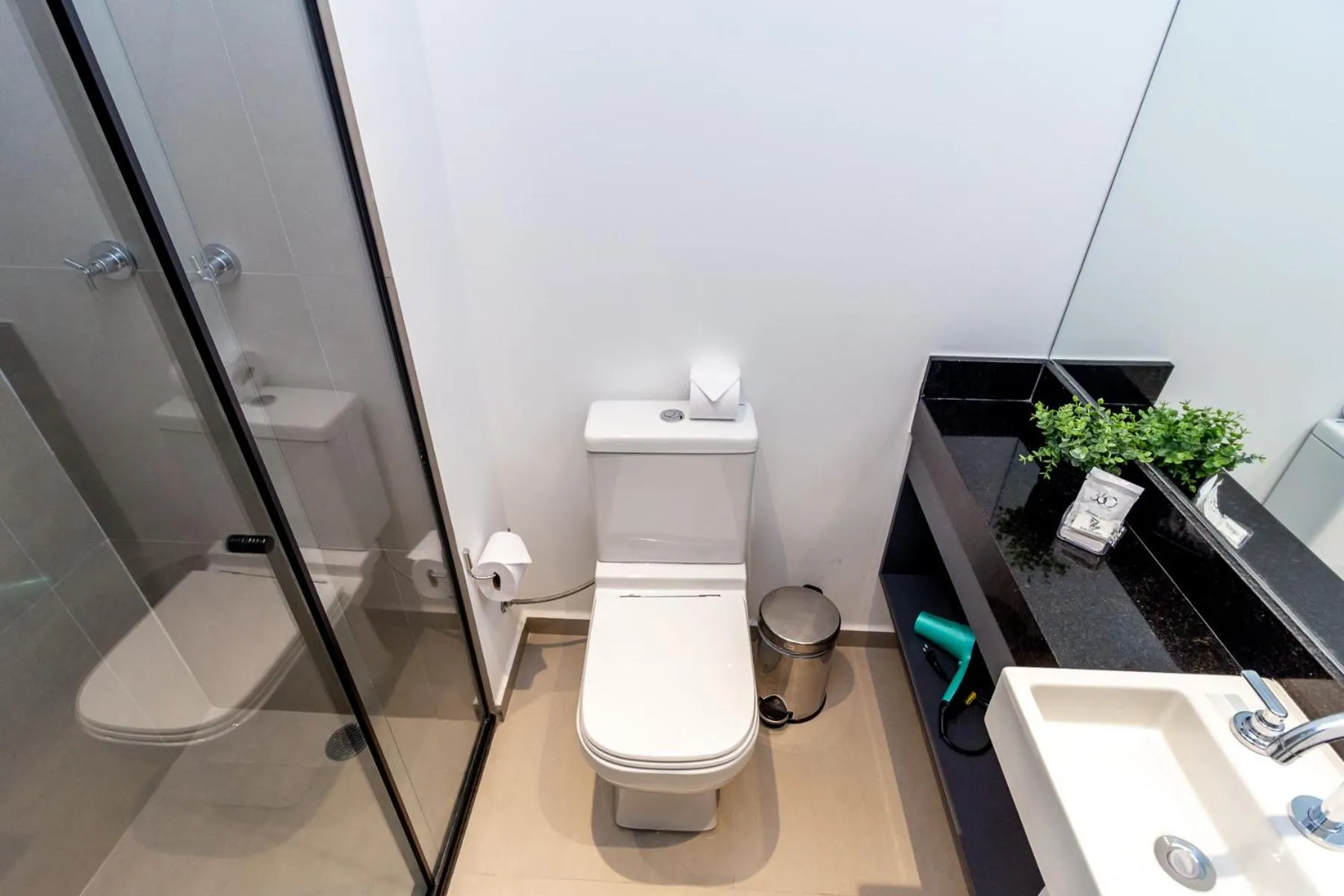 Bathroom in 360 VN Turiassú by Housi