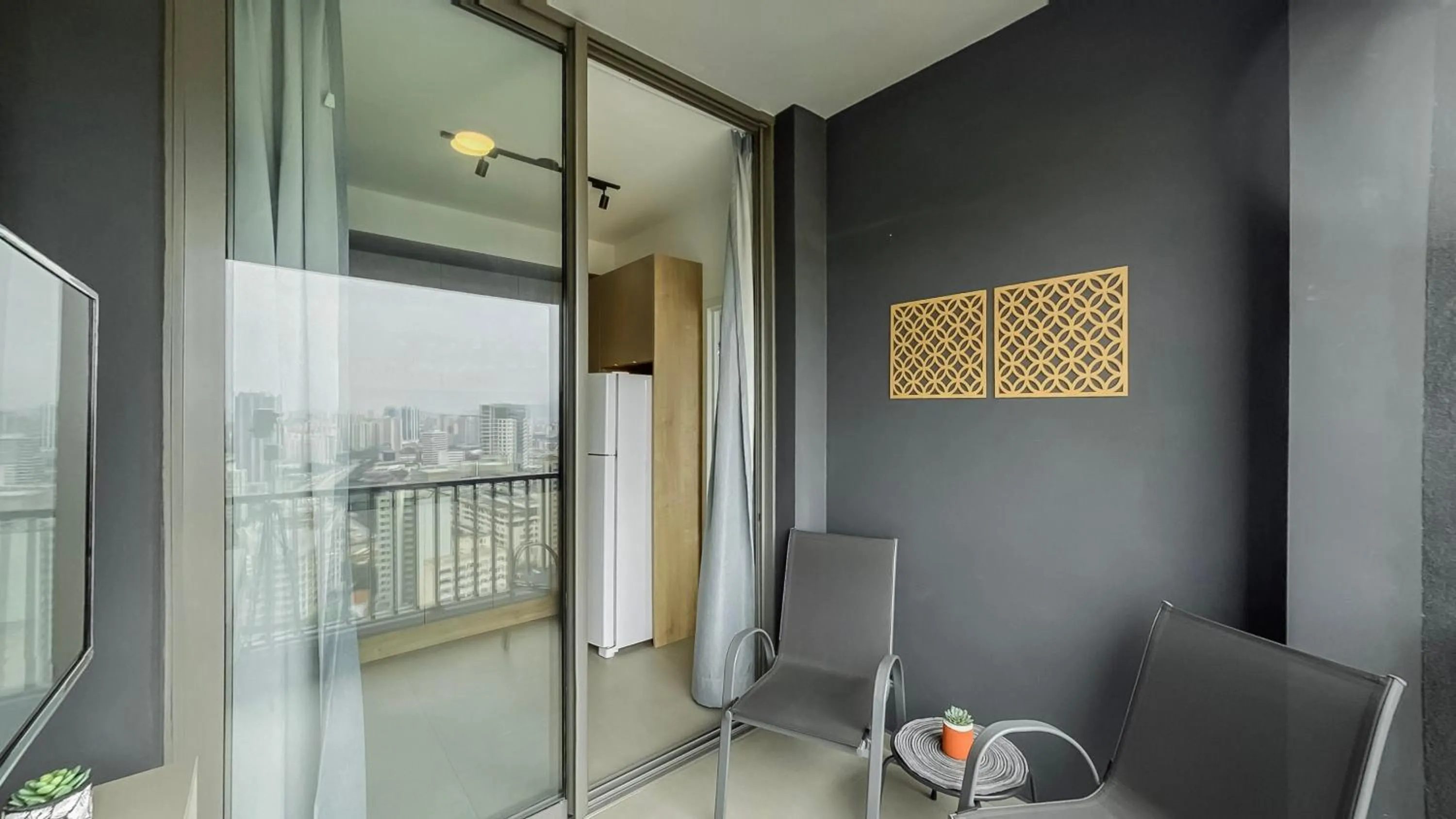 Balcony/Terrace in 360 VN Turiassú by Housi