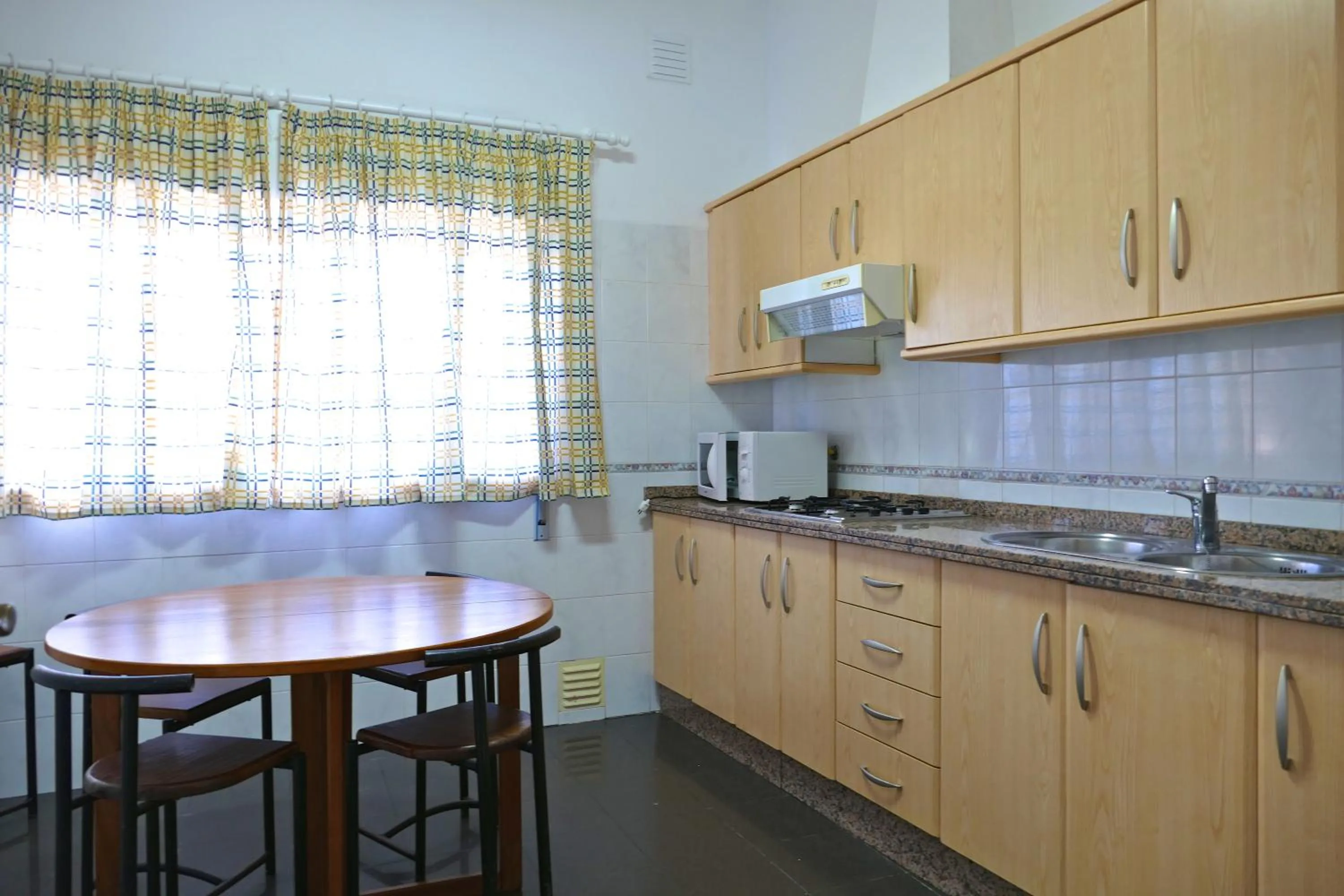 Kitchen or kitchenette in Apartamentos Barracuda