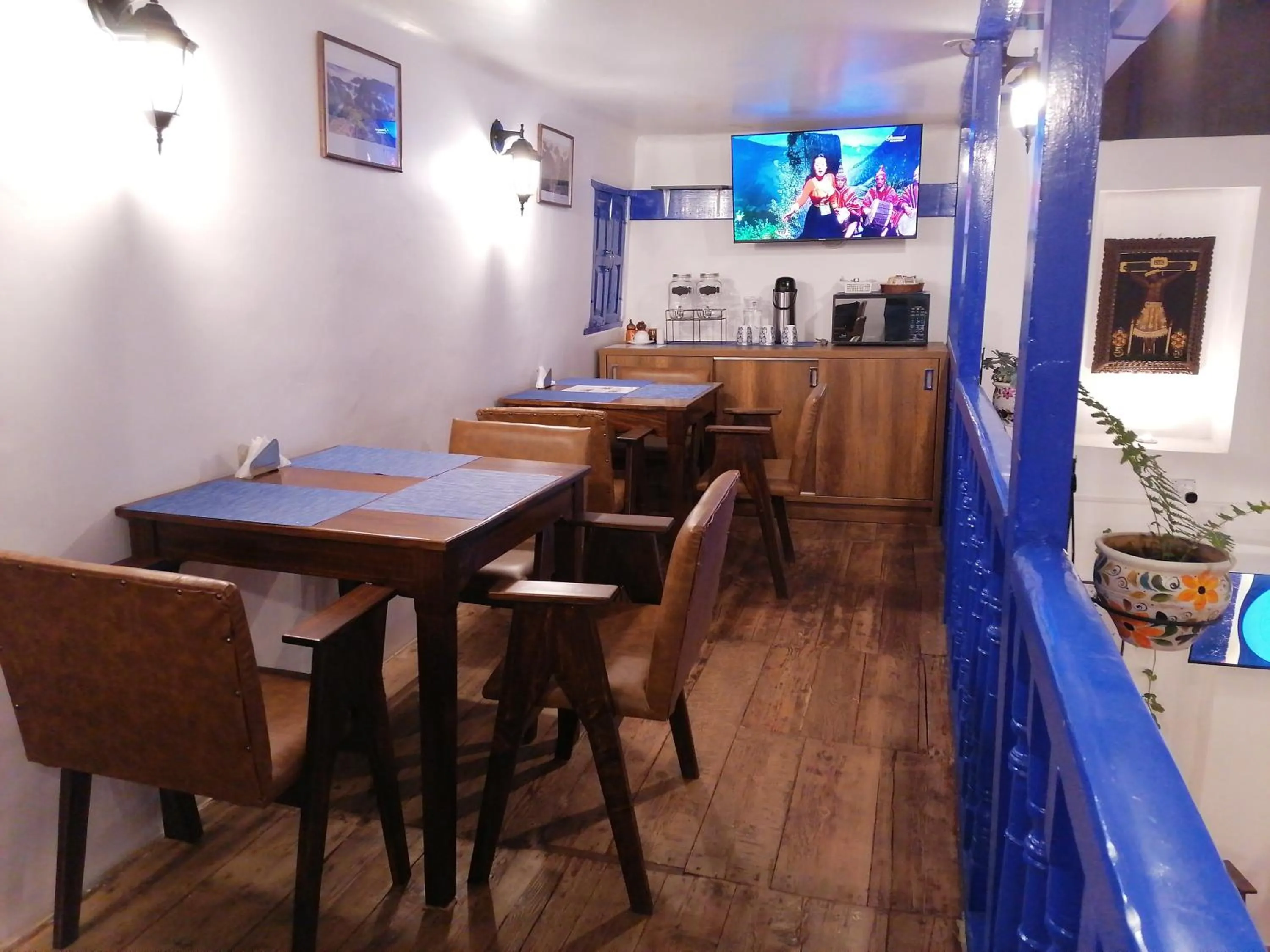 Communal lounge/ TV room in El Ave Azul Boutique Hotel Cusco