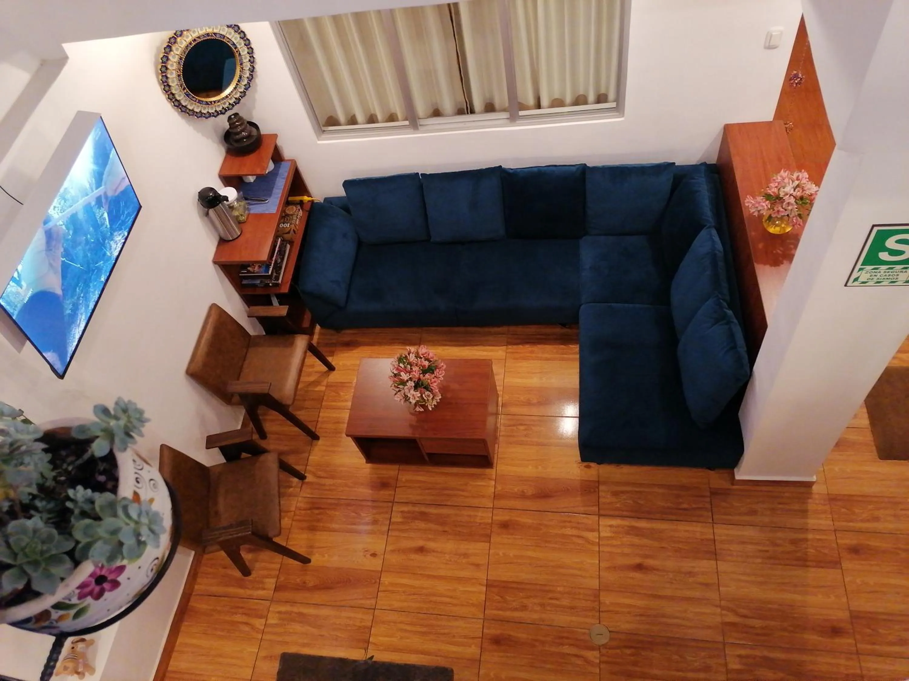 Communal lounge/ TV room in El Ave Azul Boutique Hotel Cusco