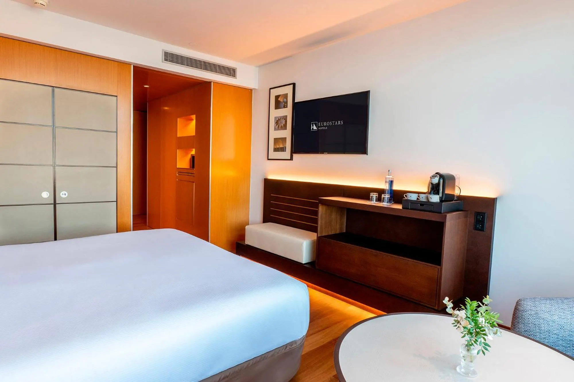 Bed in Eurostars Grand Marina Hotel GL