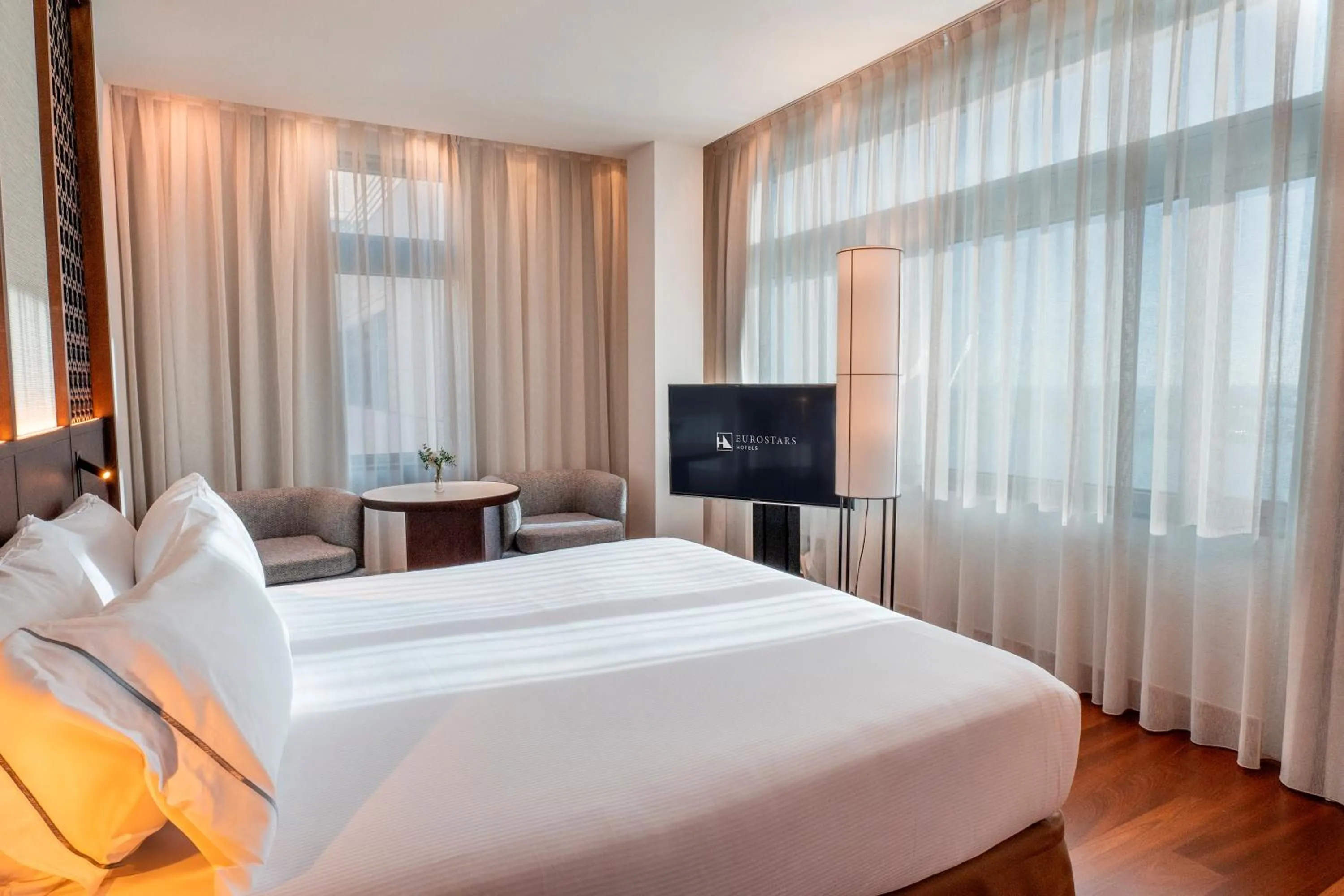 Bed in Eurostars Grand Marina Hotel GL