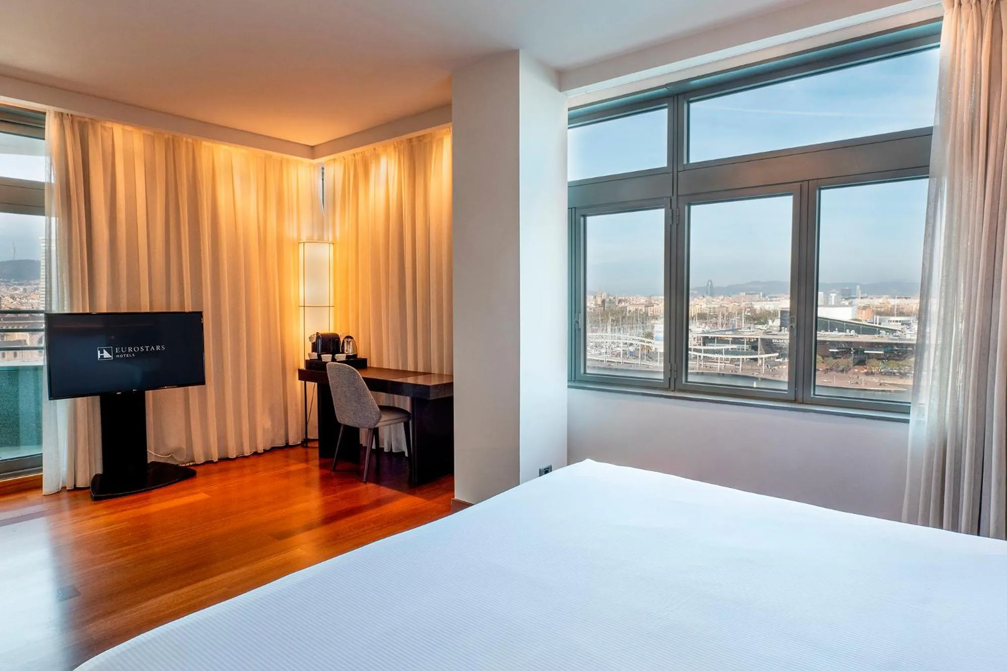 Bed in Eurostars Grand Marina Hotel GL